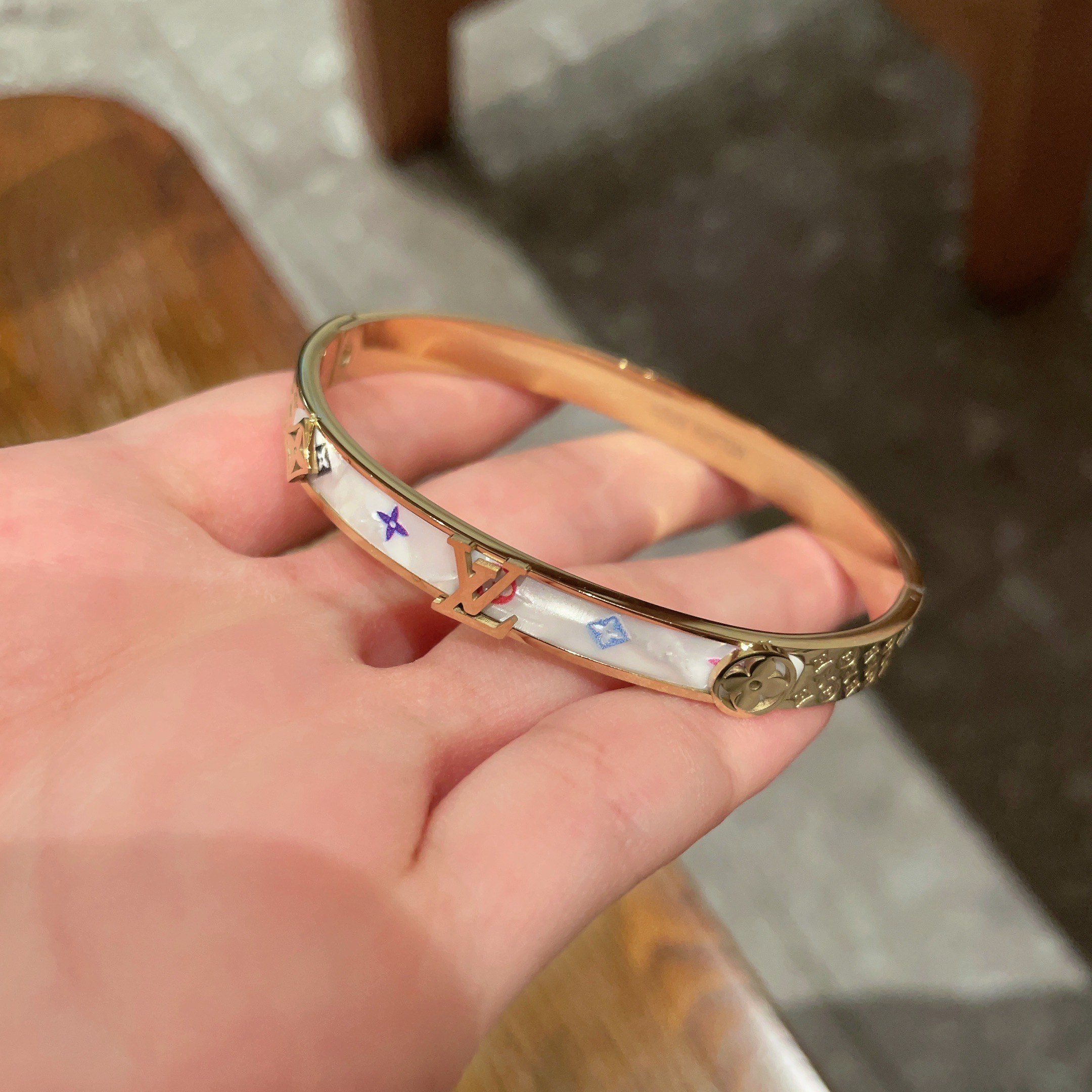 💥新品😍 原单货 LV印花白贝母中性款金色手镯🔹🔹Louis Vuitton 路易威登 🔹专柜一致材质 