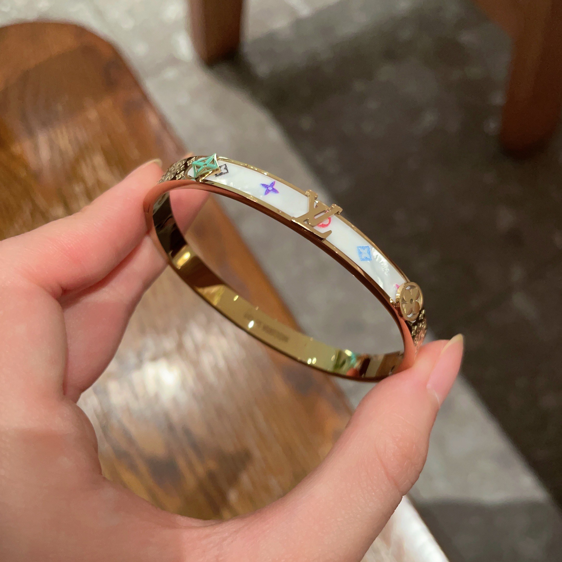 💥新品😍 原单货 LV印花白贝母中性款金色手镯🔹🔹Louis Vuitton 路易威登 🔹专柜一致材质 