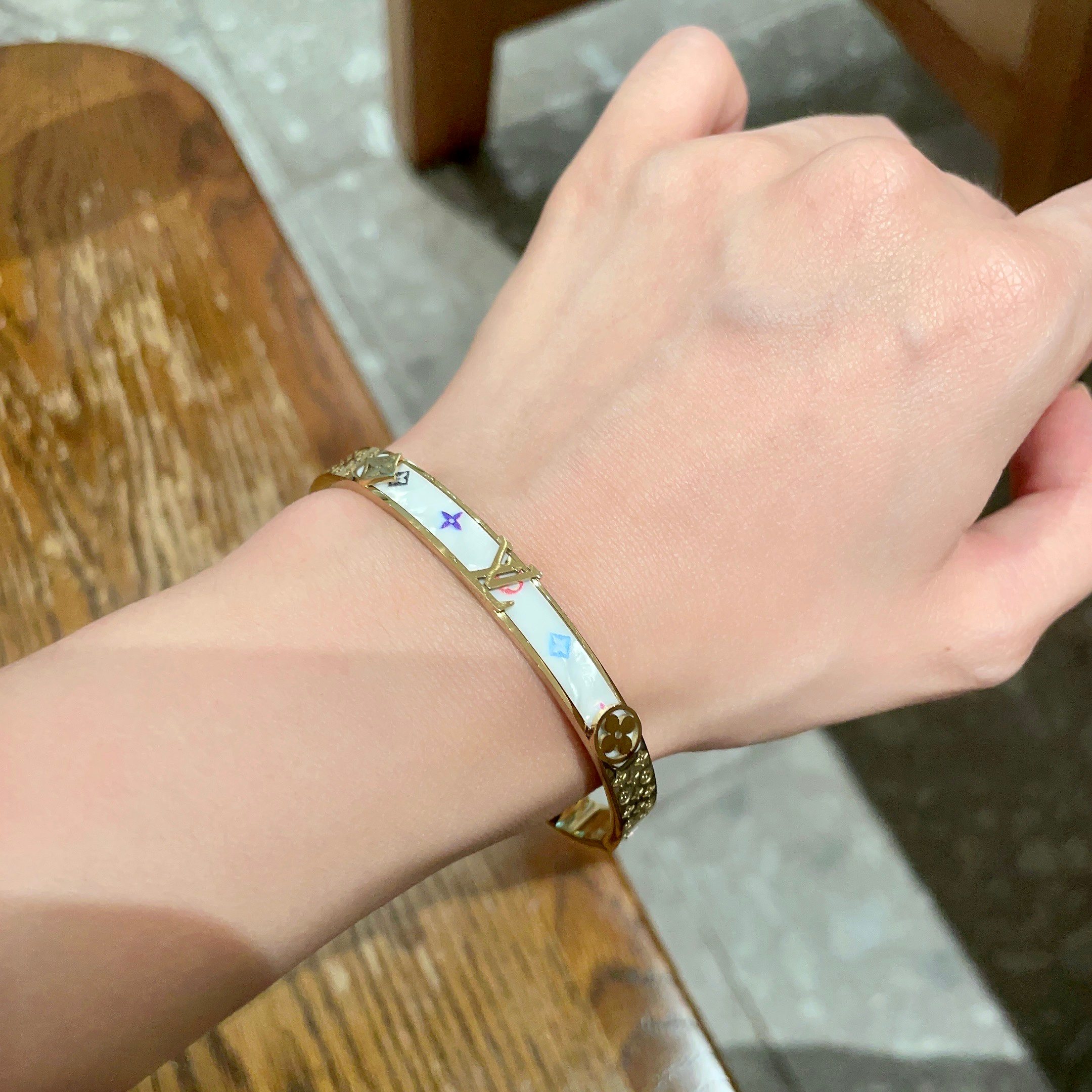 💥新品😍 原单货 LV印花白贝母中性款金色手镯🔹🔹Louis Vuitton 路易威登 🔹专柜一致材质 