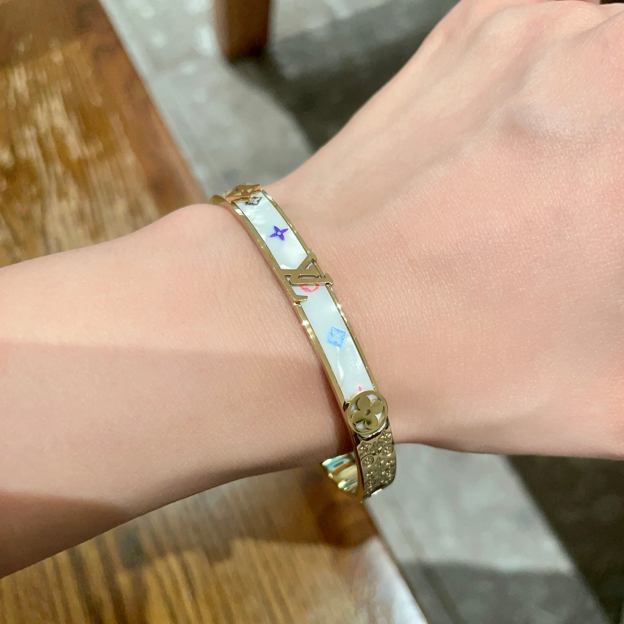 💥新品😍 原单货 LV印花白贝母中性款金色手镯🔹🔹Louis Vuitton 路易威登 🔹专柜一致材质 