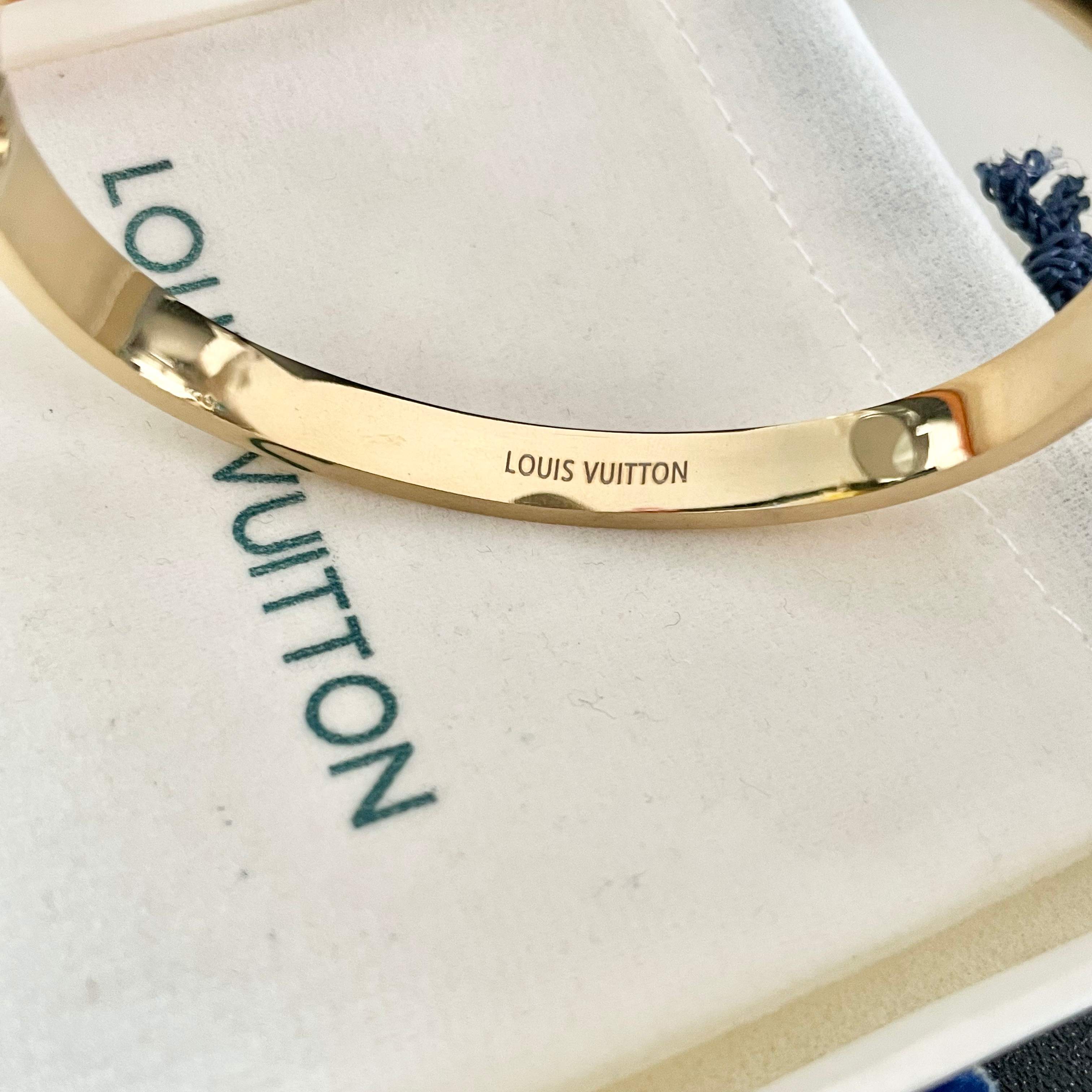💥新品😍 原单货 LV印花白贝母中性款金色手镯🔹🔹Louis Vuitton 路易威登 🔹专柜一致材质 
