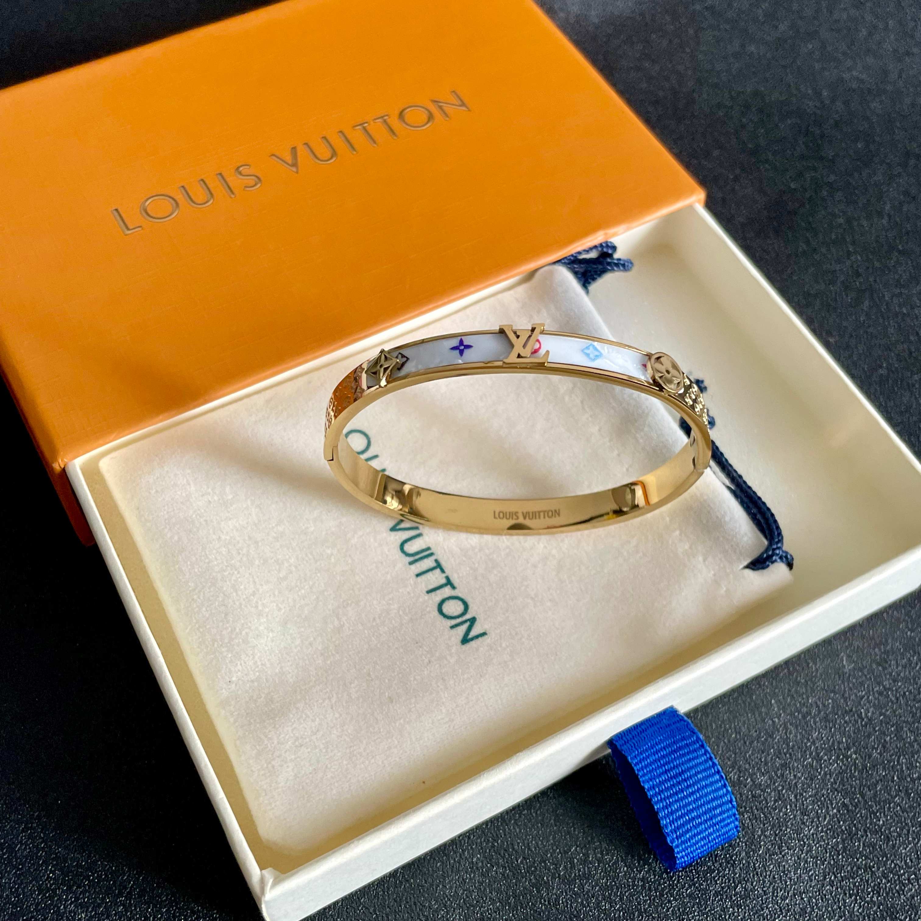 💥新品😍 原单货 LV印花白贝母中性款金色手镯🔹🔹Louis Vuitton 路易威登 🔹专柜一致材质 