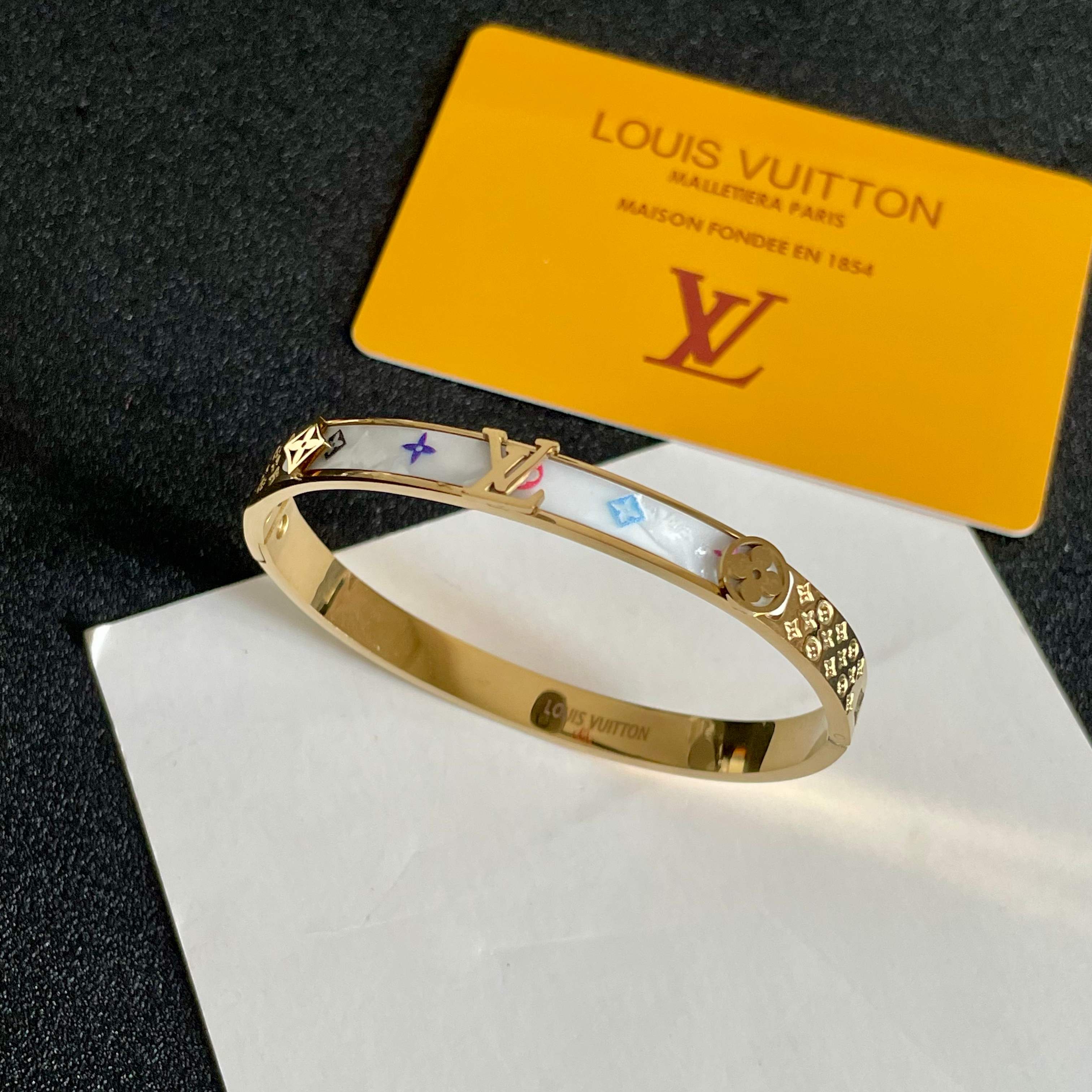 💥新品😍 原单货 LV印花白贝母中性款金色手镯🔹🔹Louis Vuitton 路易威登 🔹专柜一致材质 