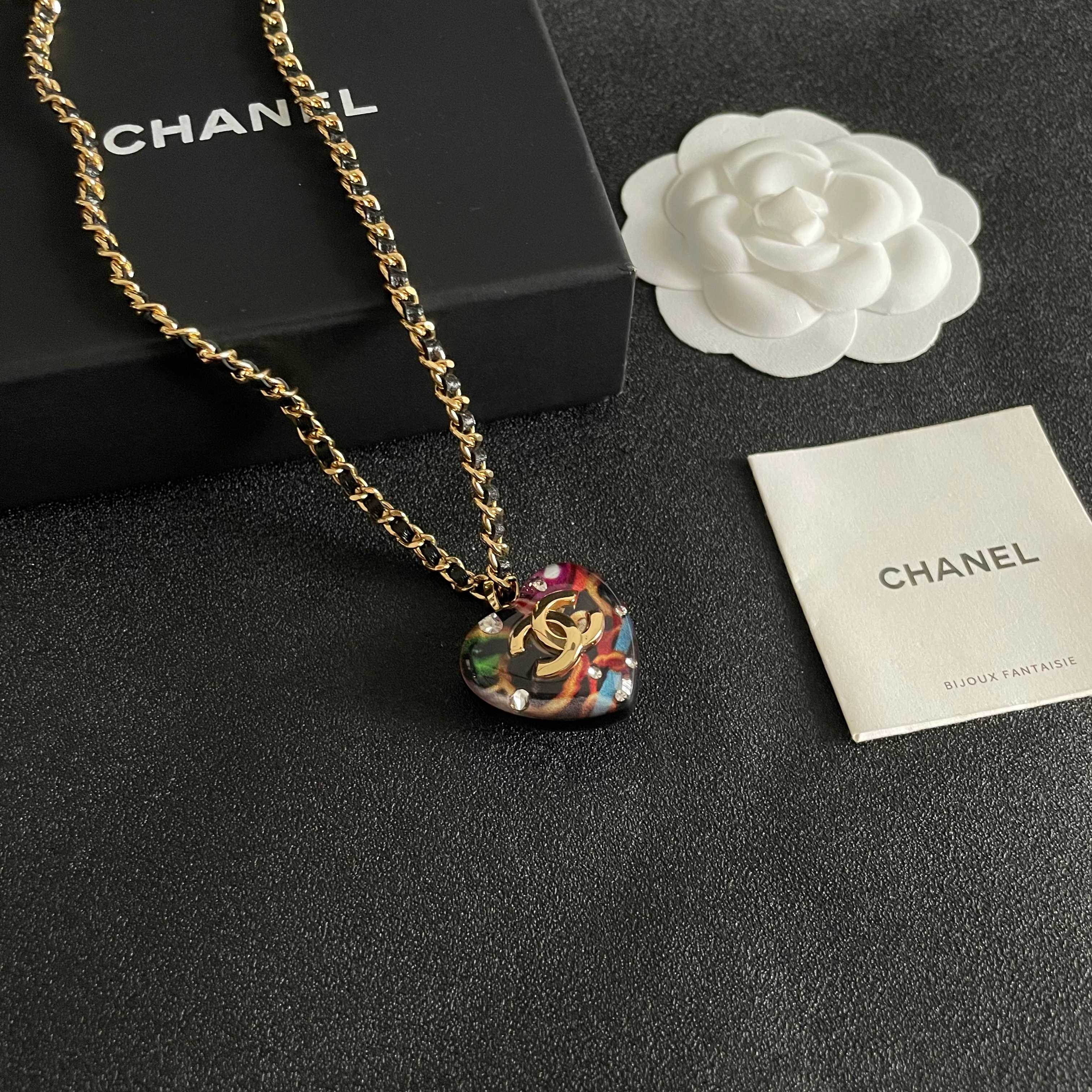  Chanel香奈儿 中古 字母项链👀小香家的款式真心无需多介绍😘🎶每一款都超好看，精致大方，非常显气质