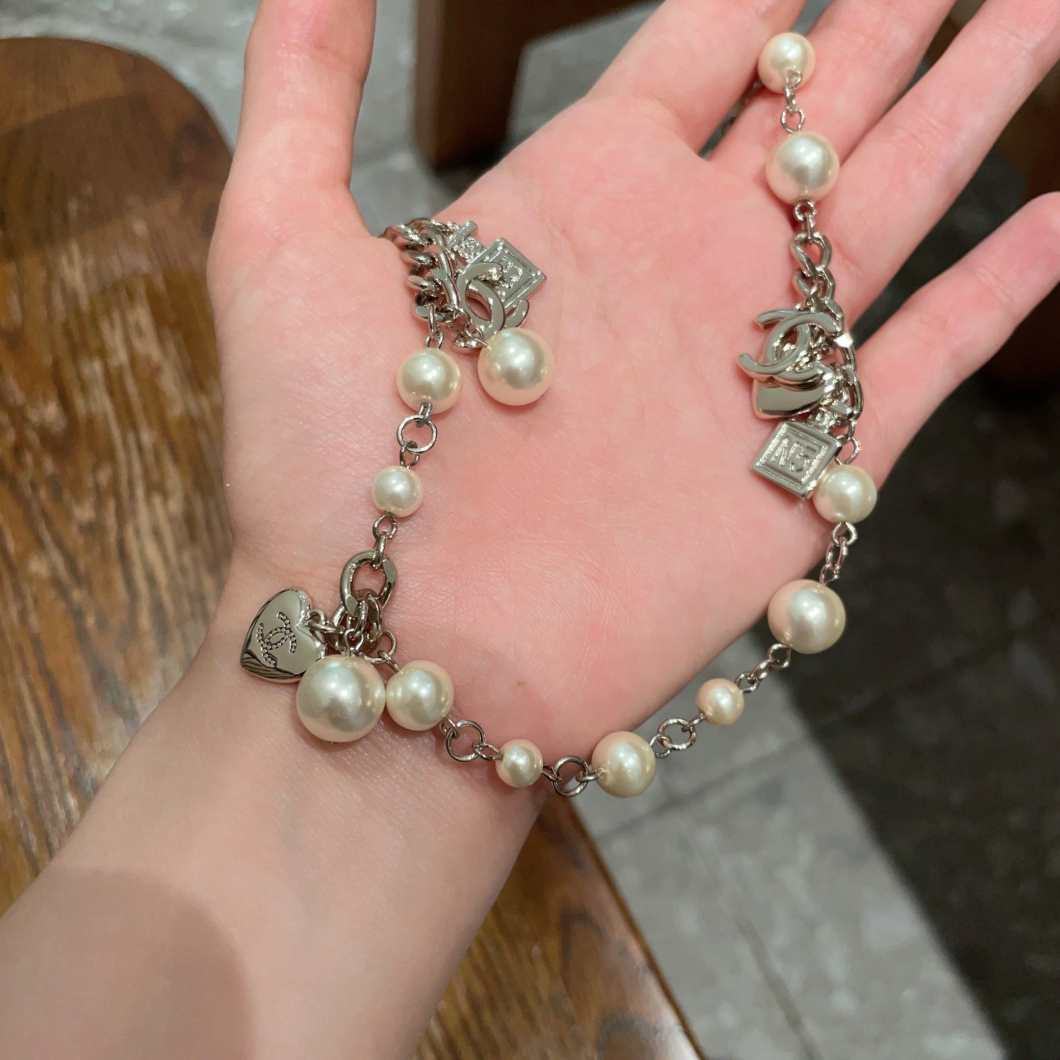  Chanel香奈儿 中古 字母项链👀小香家的款式真心无需多介绍😘🎶每一款都超好看，精致大方，非常显气质