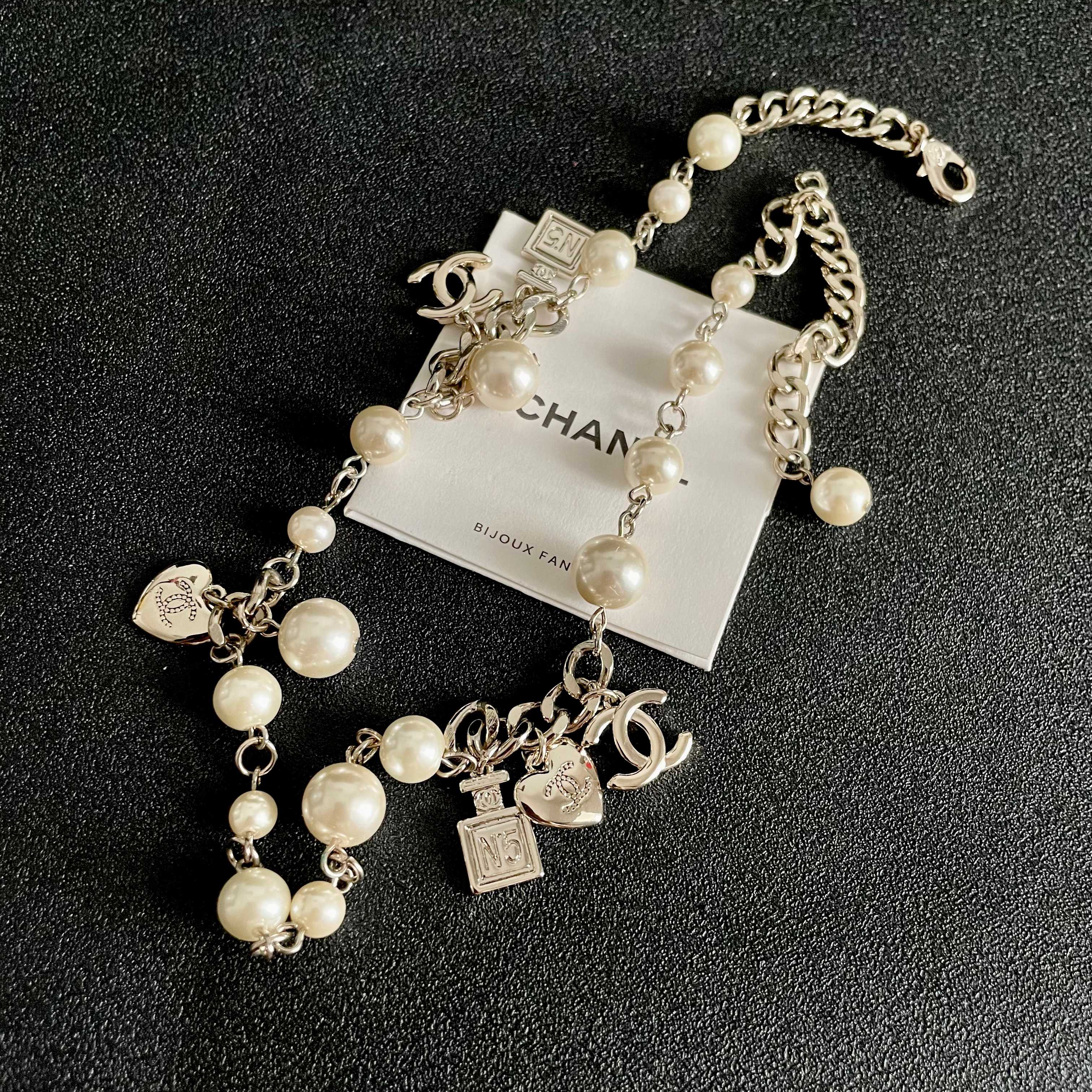  Chanel香奈儿 中古 字母项链👀小香家的款式真心无需多介绍😘🎶每一款都超好看，精致大方，非常显气质