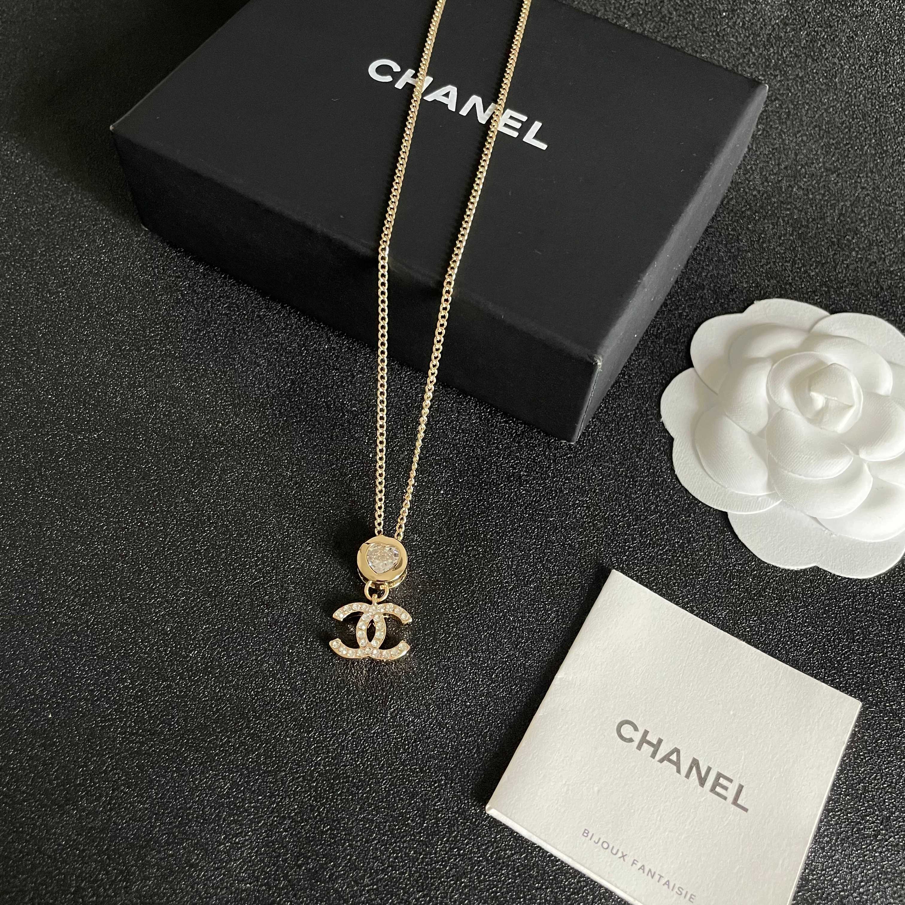  Chanel香奈儿 中古 字母项链👀小香家的款式真心无需多介绍😘🎶每一款都超好看，精致大方，非常显气质