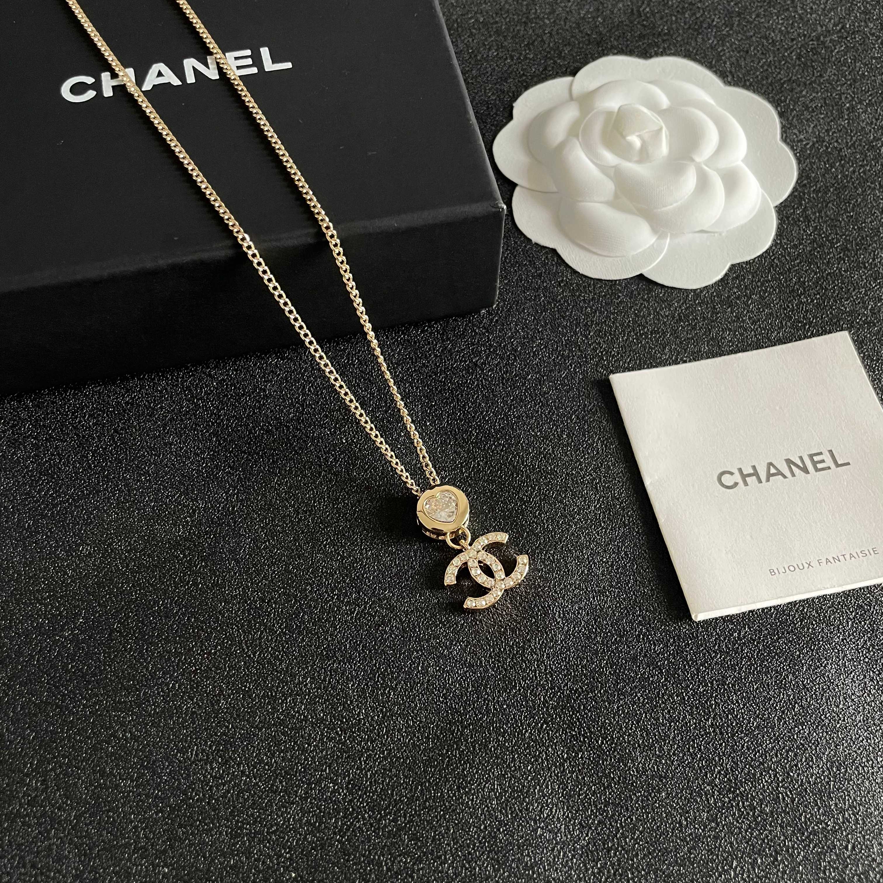  Chanel香奈儿 中古 字母项链👀小香家的款式真心无需多介绍😘🎶每一款都超好看，精致大方，非常显气质