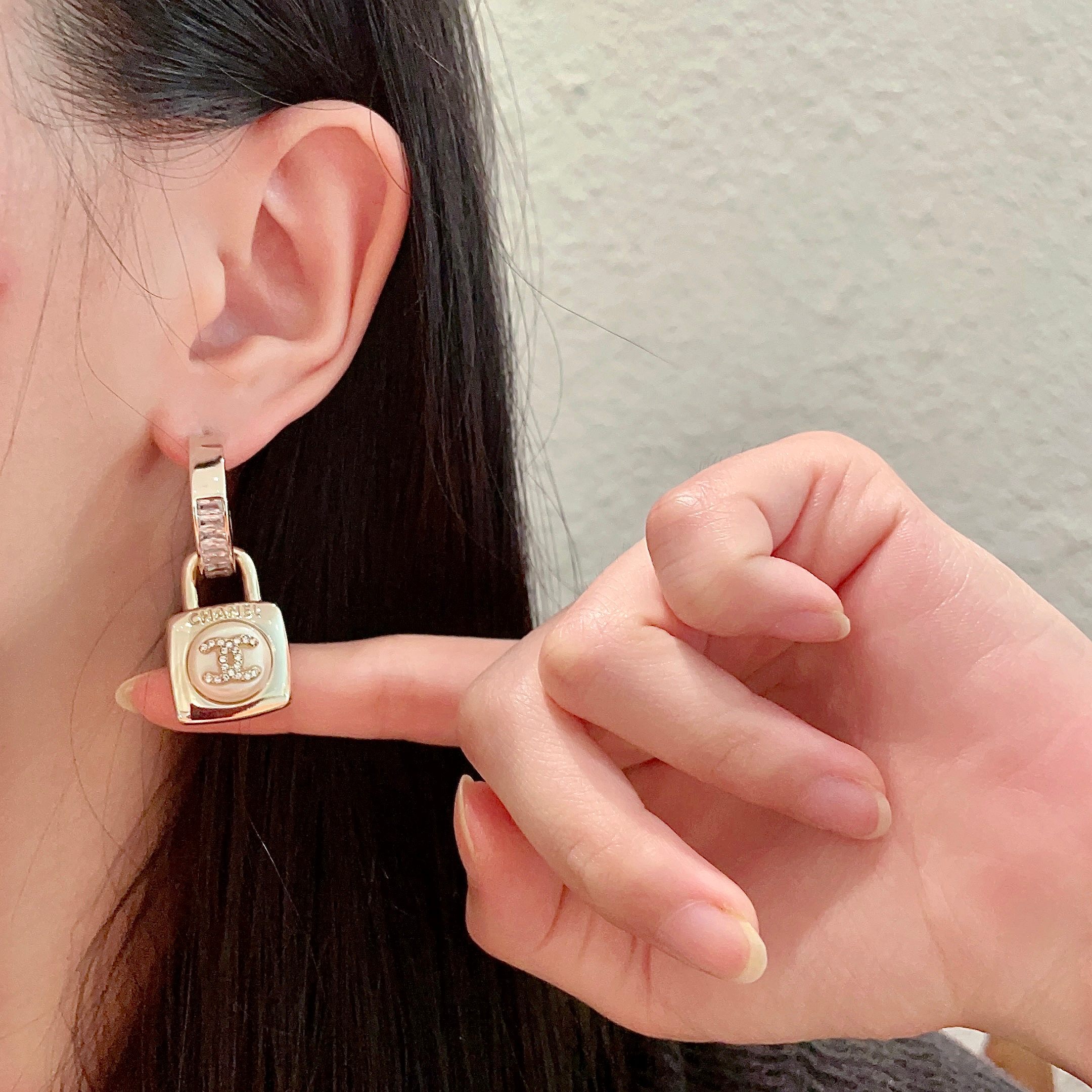  Chanel香奈儿 中古 耳钉👀小香家的款式真心无需多介绍😘🎶每一款都超好看，精致大方，非常显气质