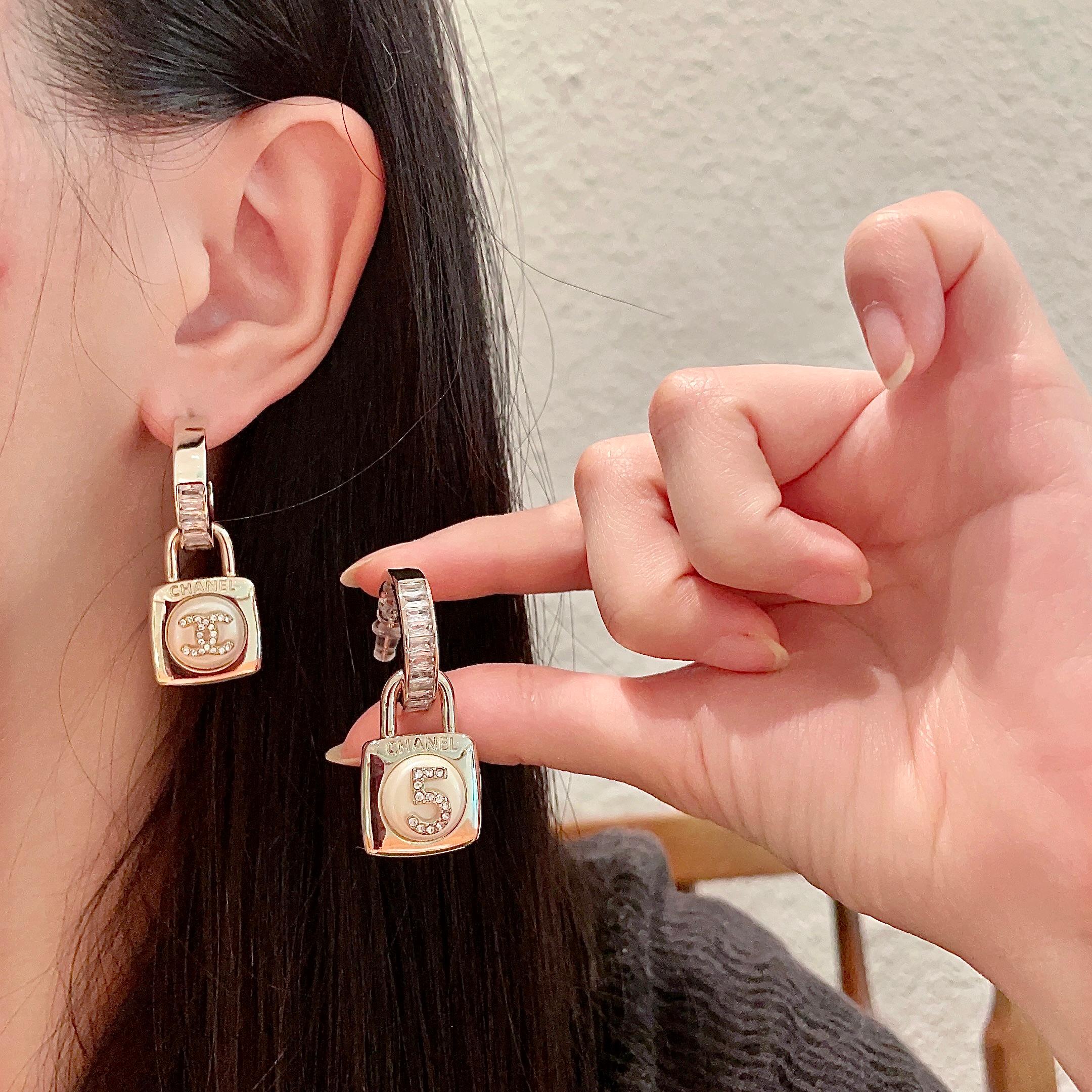  Chanel香奈儿 中古 耳钉👀小香家的款式真心无需多介绍😘🎶每一款都超好看，精致大方，非常显气质