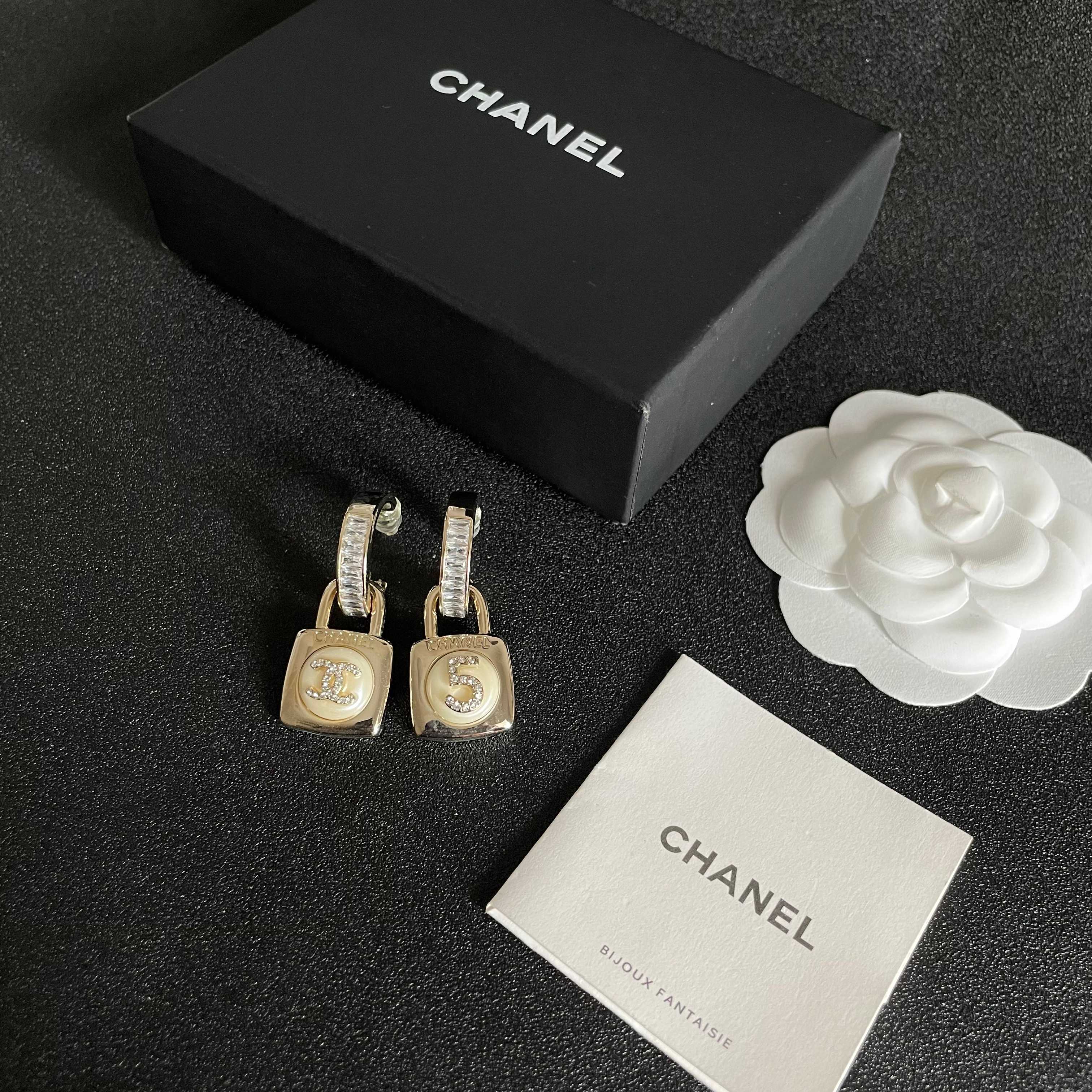 Chanel香奈儿 中古 耳钉👀小香家的款式真心无需多介绍😘🎶每一款都超好看，精致大方，非常显气质