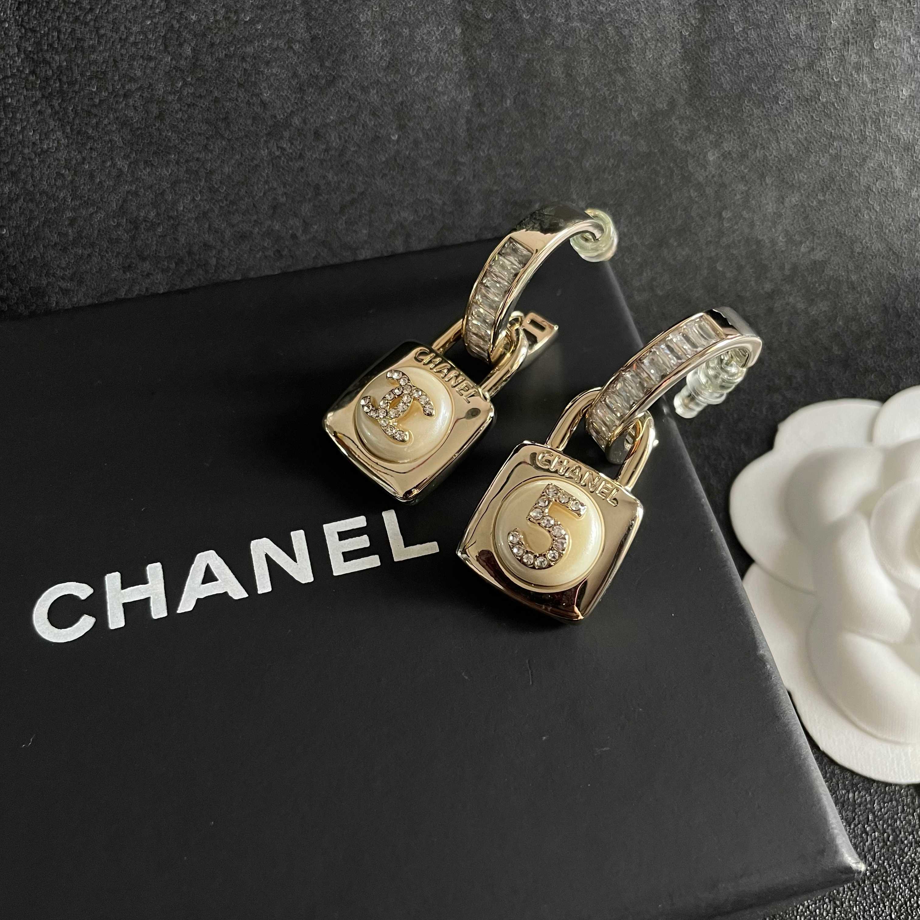  Chanel香奈儿 中古 耳钉👀小香家的款式真心无需多介绍😘🎶每一款都超好看，精致大方，非常显气质