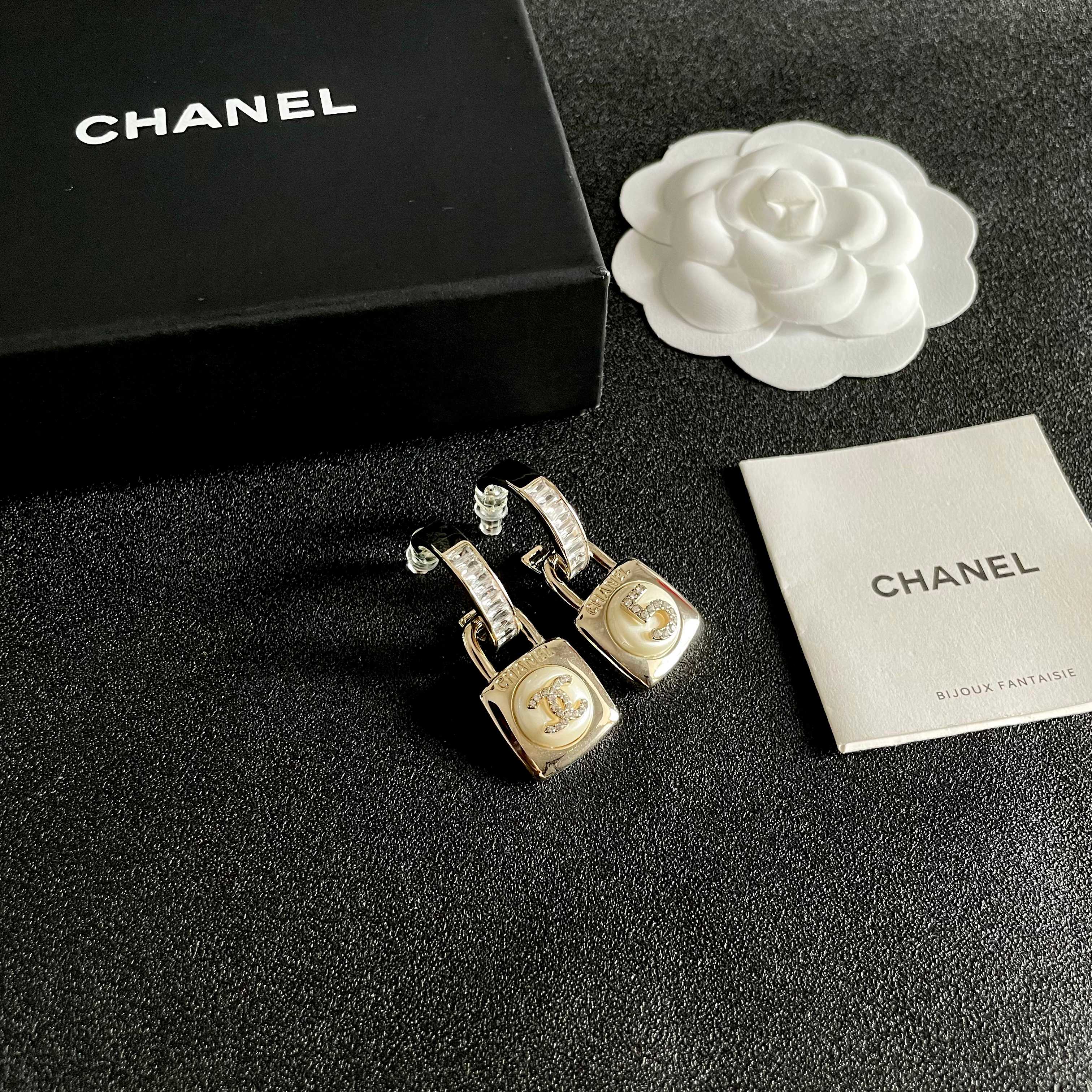  Chanel香奈儿 中古 耳钉👀小香家的款式真心无需多介绍😘🎶每一款都超好看，精致大方，非常显气质