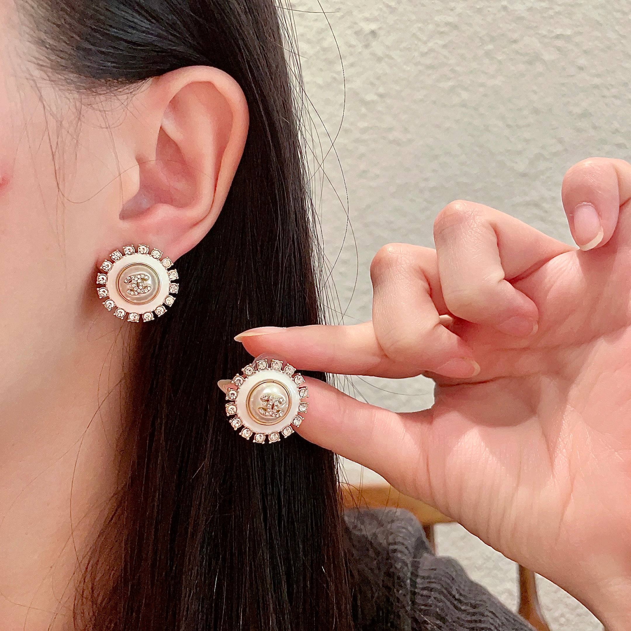  Chanel香奈儿 中古 耳钉👀小香家的款式真心无需多介绍😘🎶每一款都超好看，精致大方，非常显气质