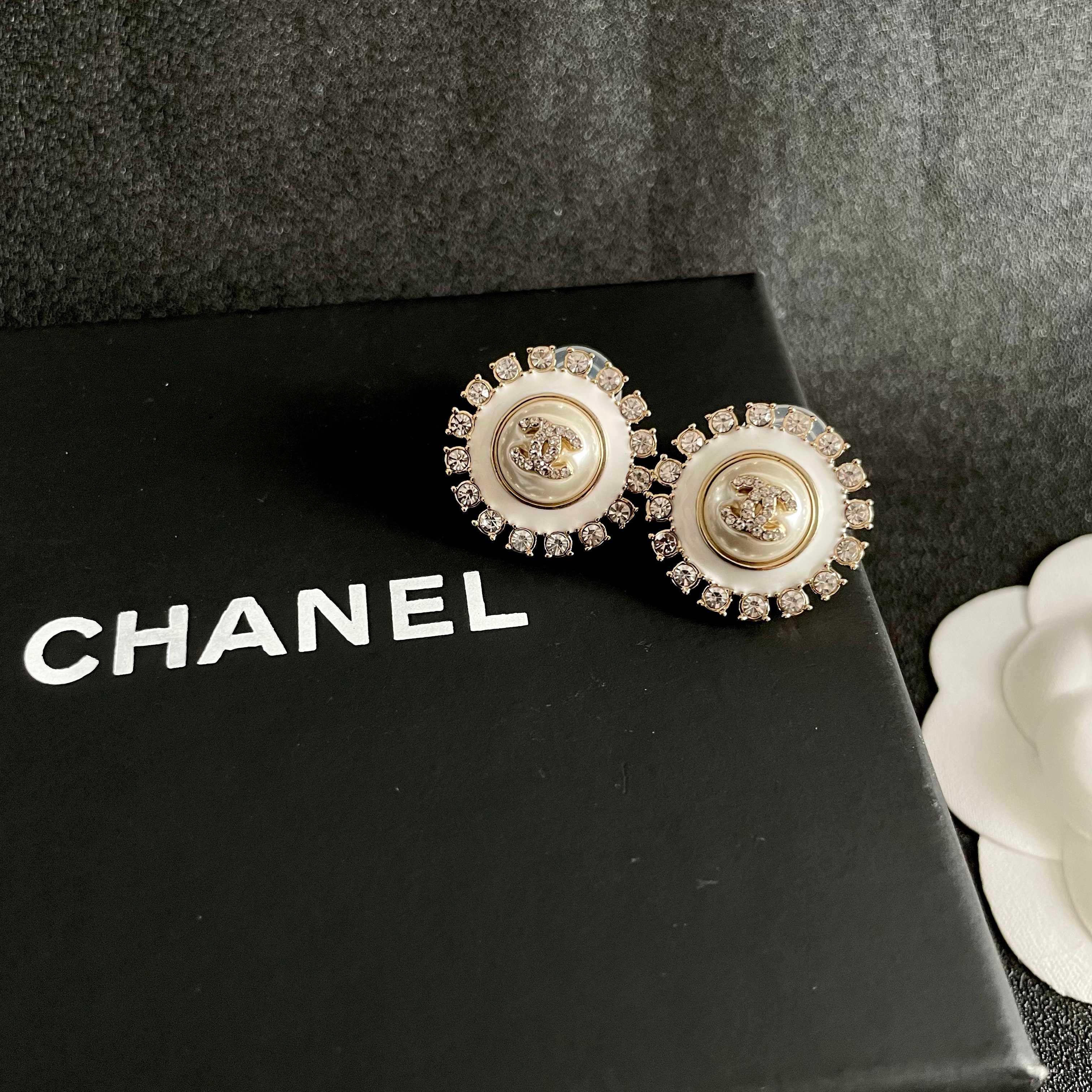  Chanel香奈儿 中古 耳钉👀小香家的款式真心无需多介绍😘🎶每一款都超好看，精致大方，非常显气质