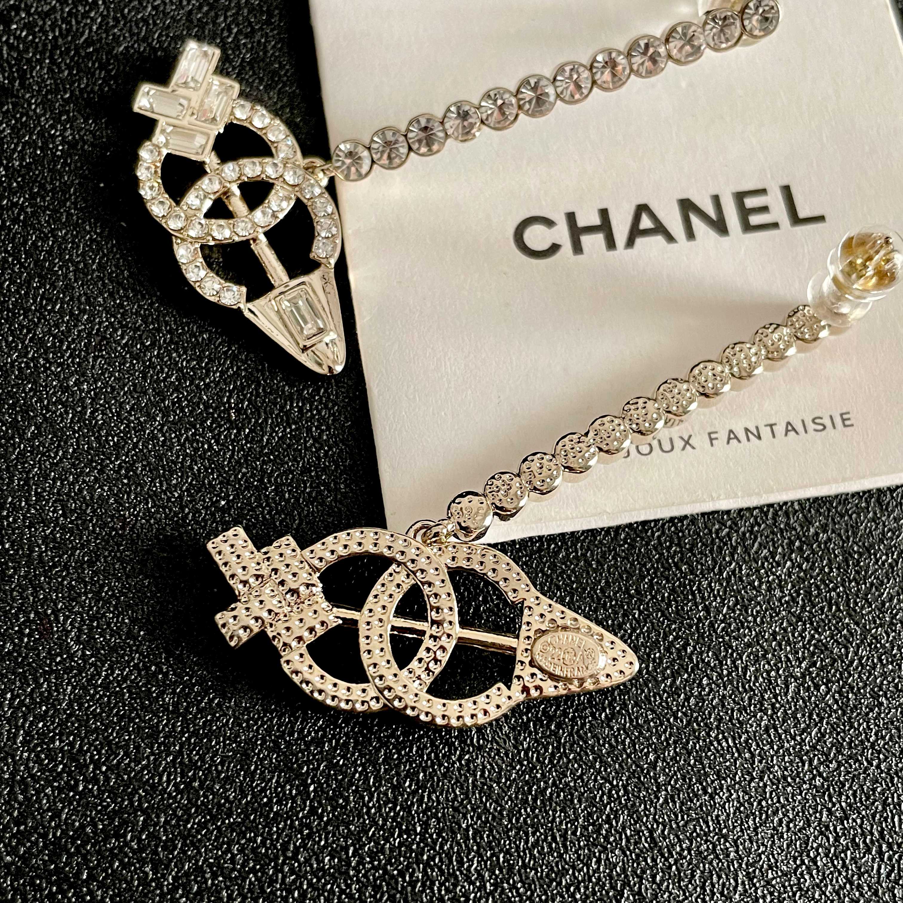  Chanel香奈儿 中古 耳钉👀小香家的款式真心无需多介绍😘🎶每一款都超好看，精致大方，非常显气质