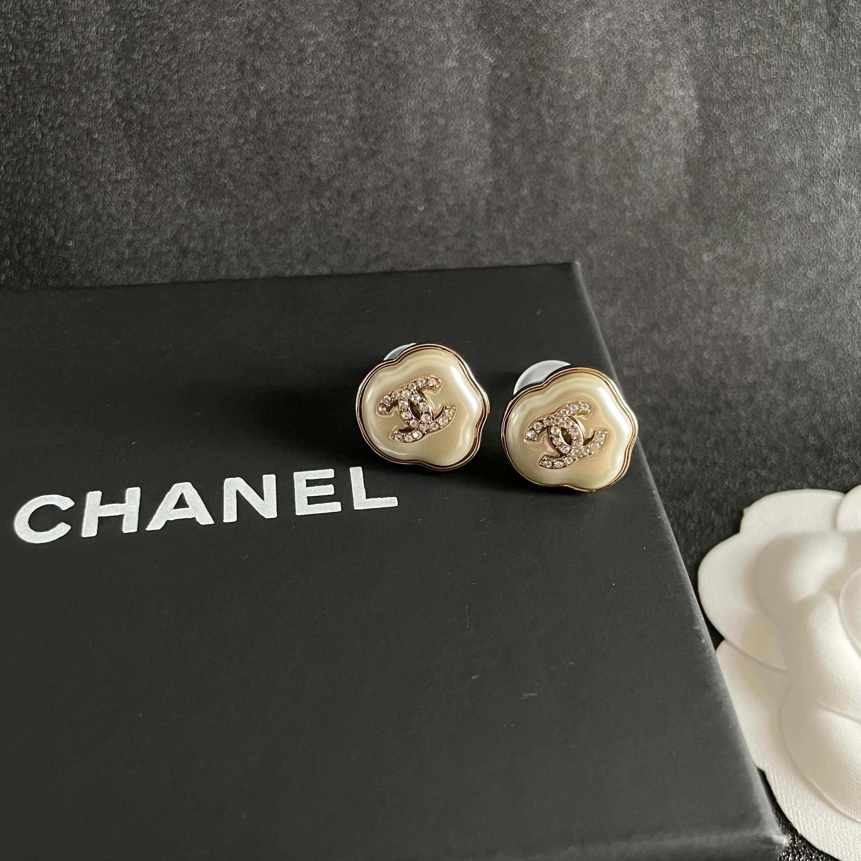  Chanel香奈儿 中古 耳钉👀小香家的款式真心无需多介绍😘🎶每一款都超好看，精致大方，非常显气质