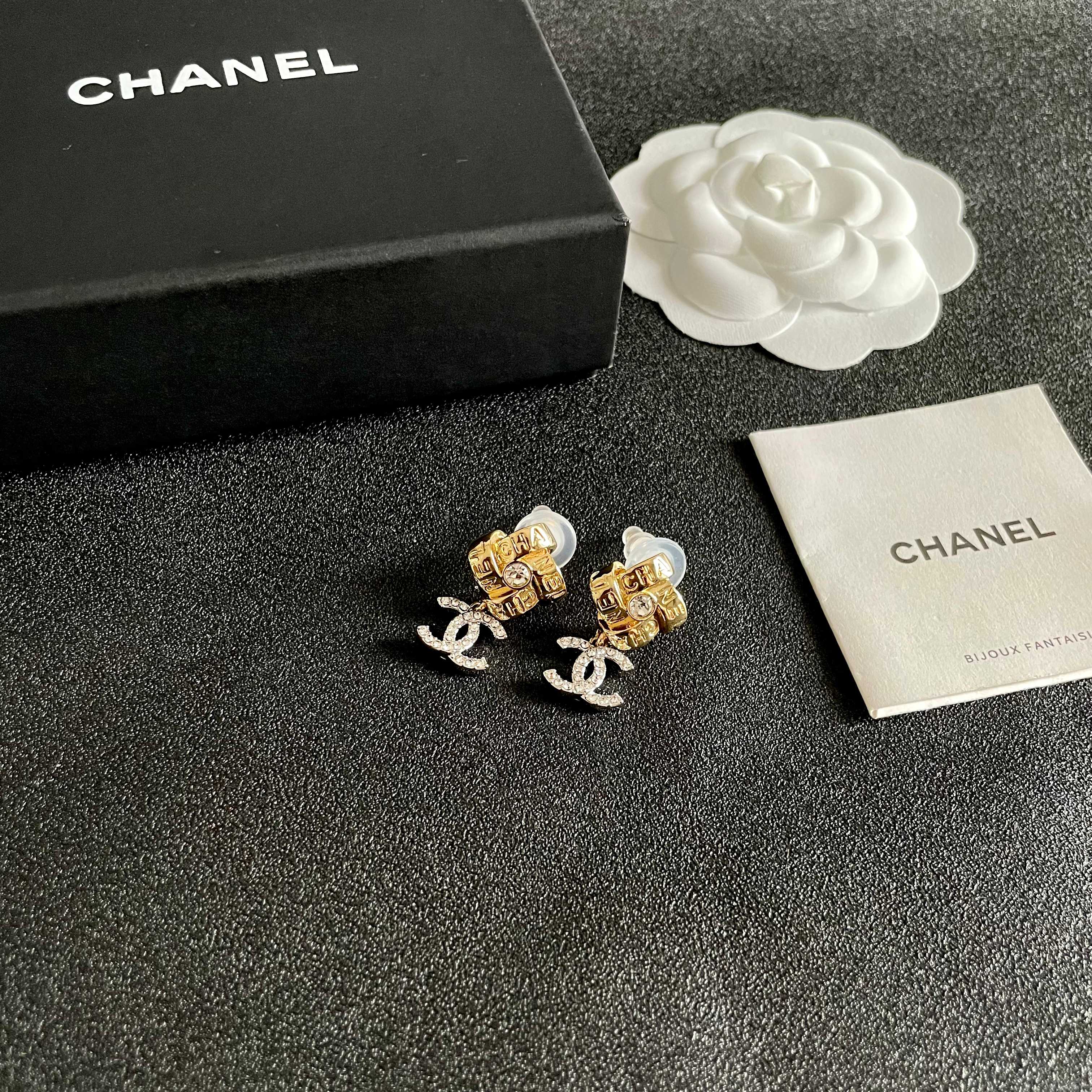  Chanel香奈儿 中古 耳钉👀小香家的款式真心无需多介绍😘🎶每一款都超好看，精致大方，非常显气质
