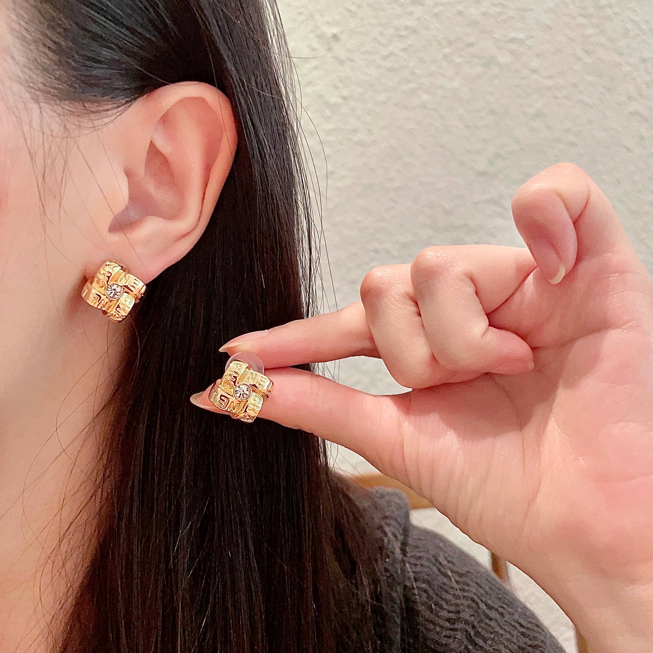  Chanel香奈儿 中古 耳钉👀小香家的款式真心无需多介绍😘🎶每一款都超好看，精致大方，非常显气质