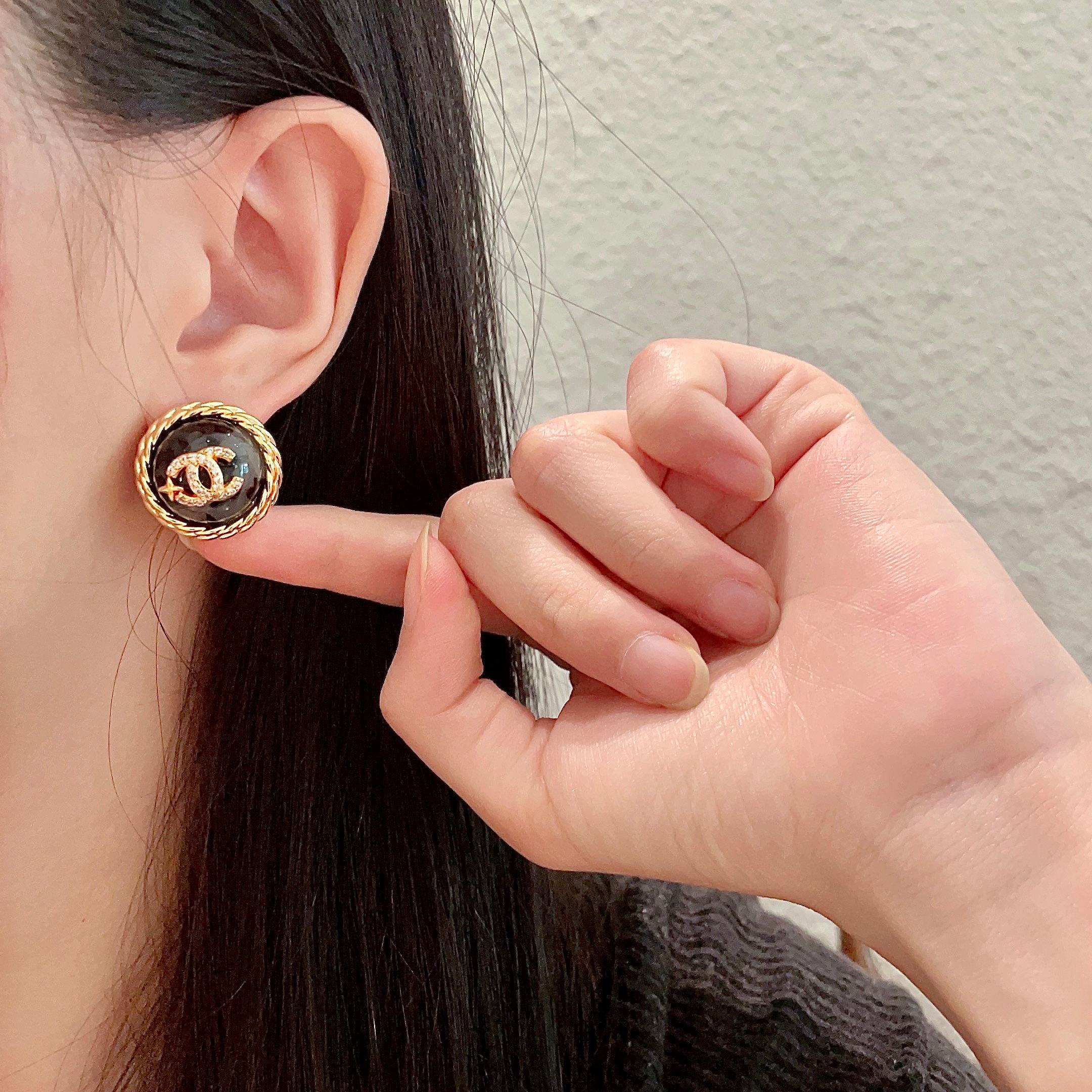  Chanel香奈儿 中古 耳钉👀小香家的款式真心无需多介绍😘🎶每一款都超好看，精致大方，非常显气质
