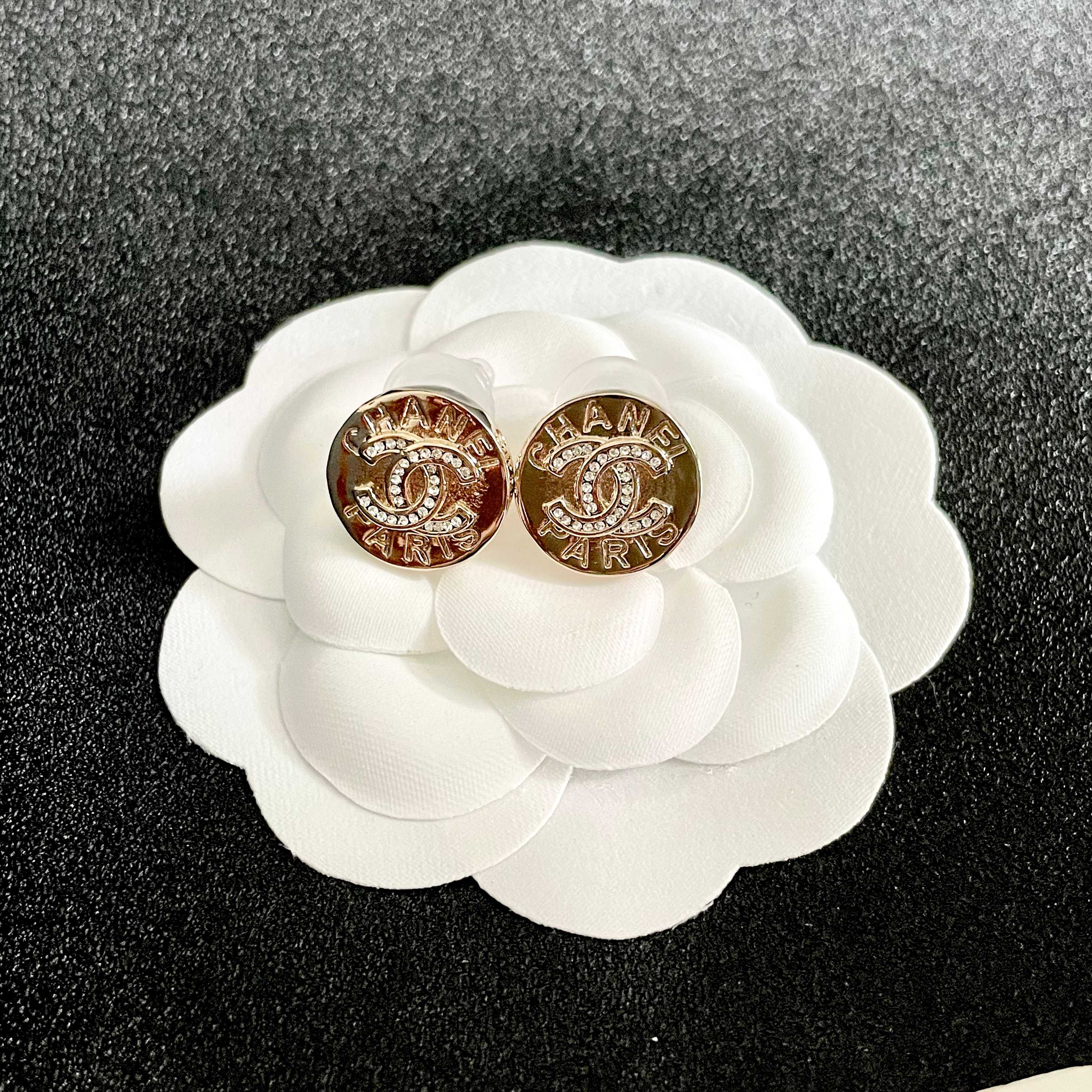  Chanel香奈儿 中古 耳钉👀小香家的款式真心无需多介绍😘🎶每一款都超好看，精致大方，非常显气质