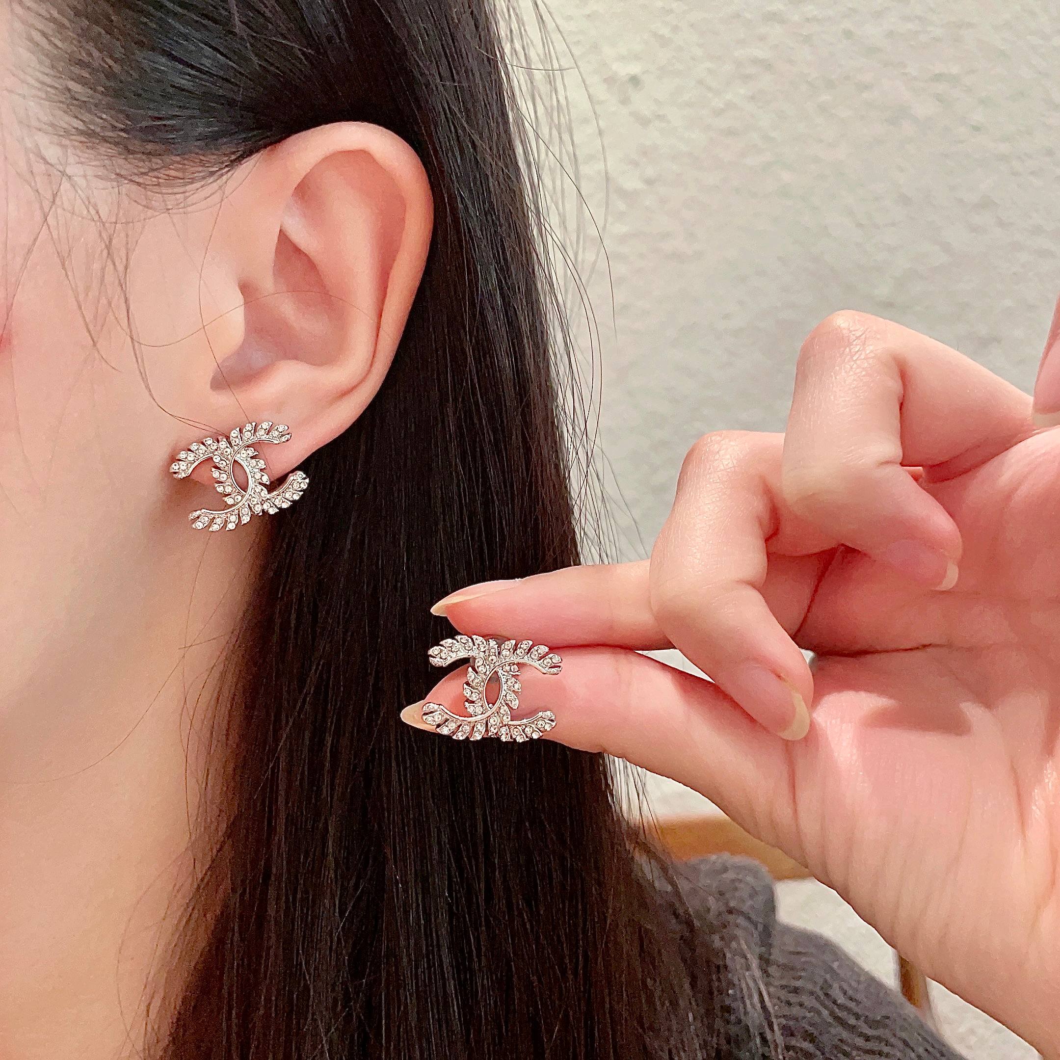  Chanel香奈儿 中古 耳钉👀小香家的款式真心无需多介绍😘🎶每一款都超好看，精致大方，非常显气质