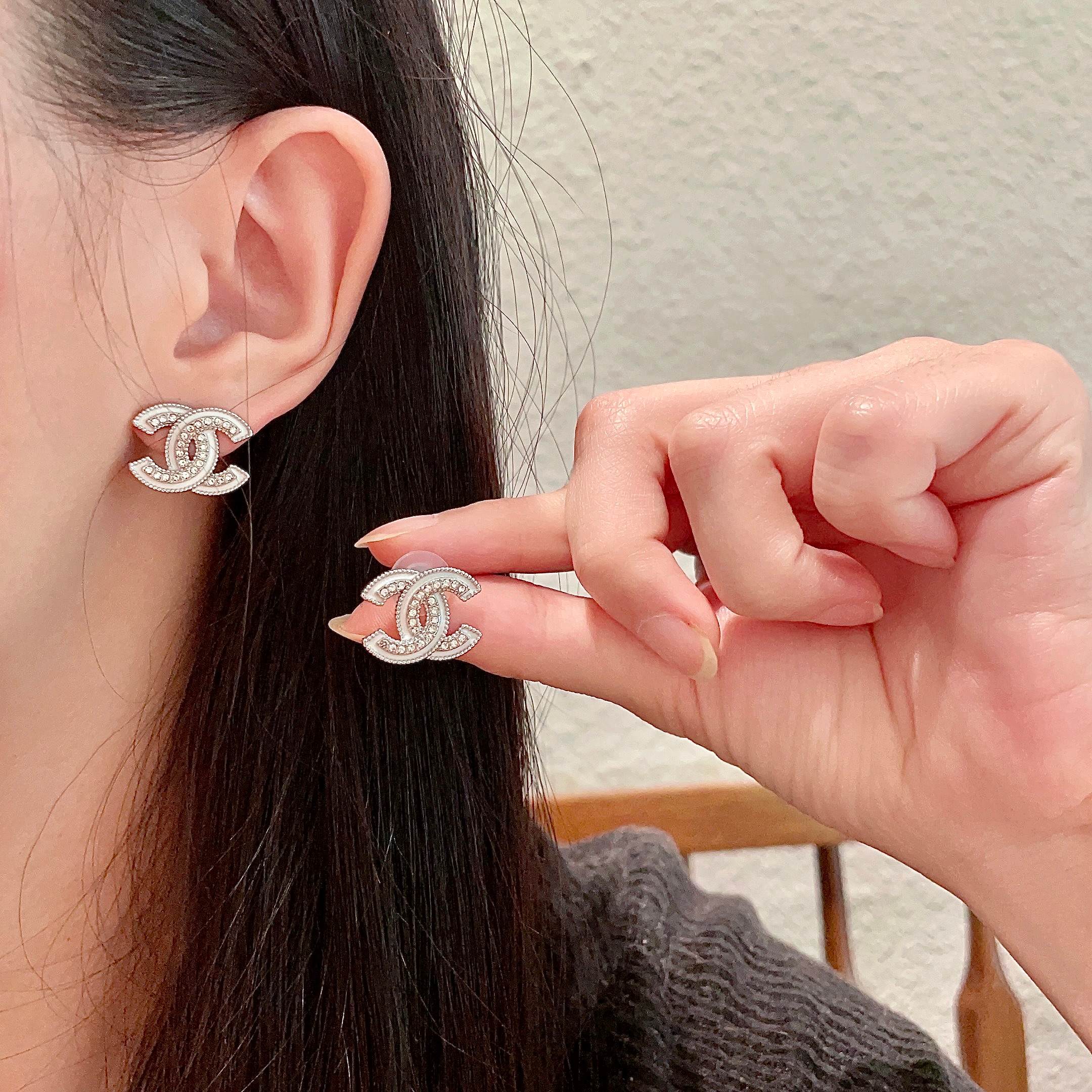  Chanel香奈儿 中古 耳钉👀小香家的款式真心无需多介绍😘🎶每一款都超好看，精致大方，非常显气质