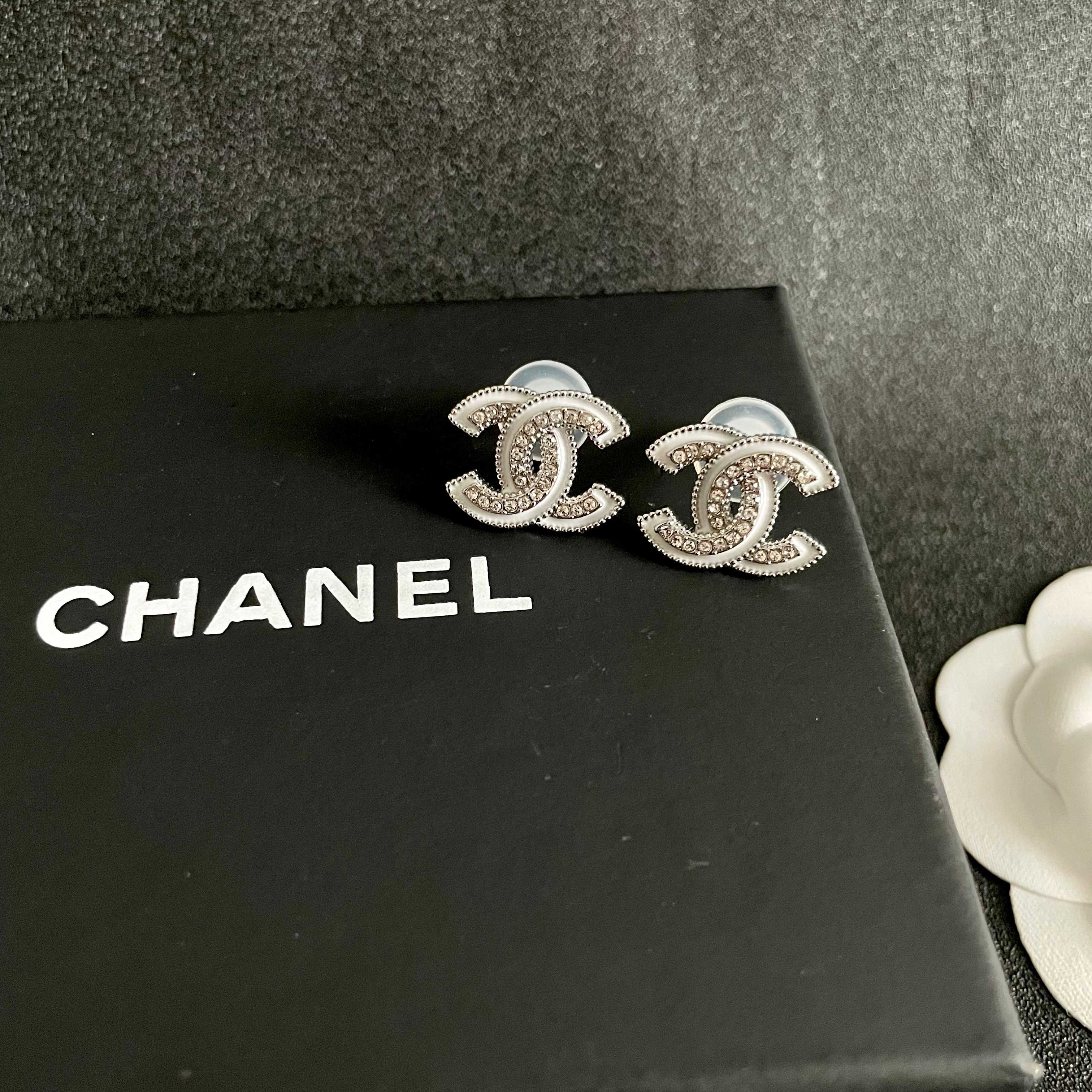 Chanel香奈儿 中古 耳钉👀小香家的款式真心无需多介绍😘🎶每一款都超好看，精致大方，非常显气质