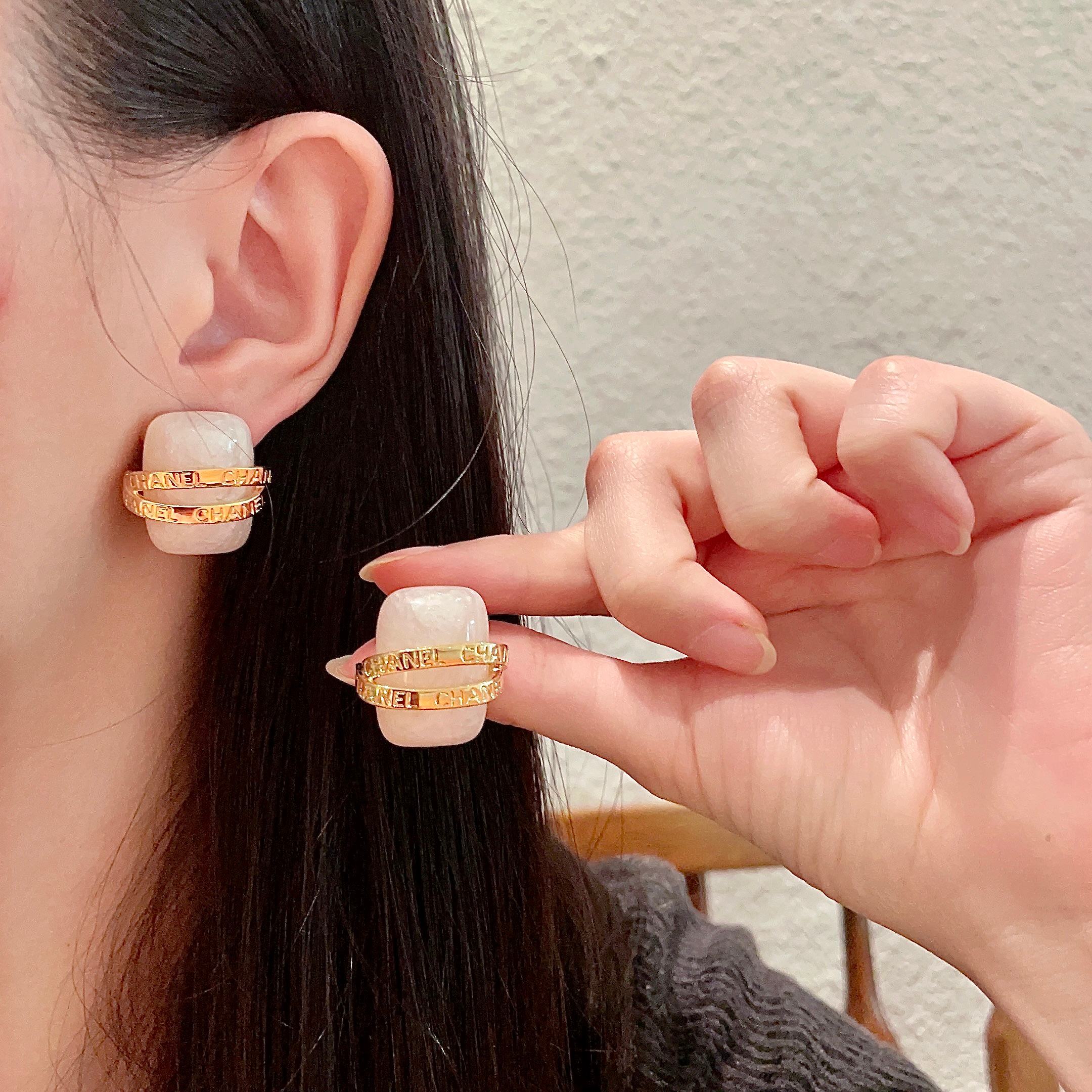 Chanel香奈儿 中古 耳钉👀小香家的款式真心无需多介绍😘🎶每一款都超好看，精致大方，非常显气质