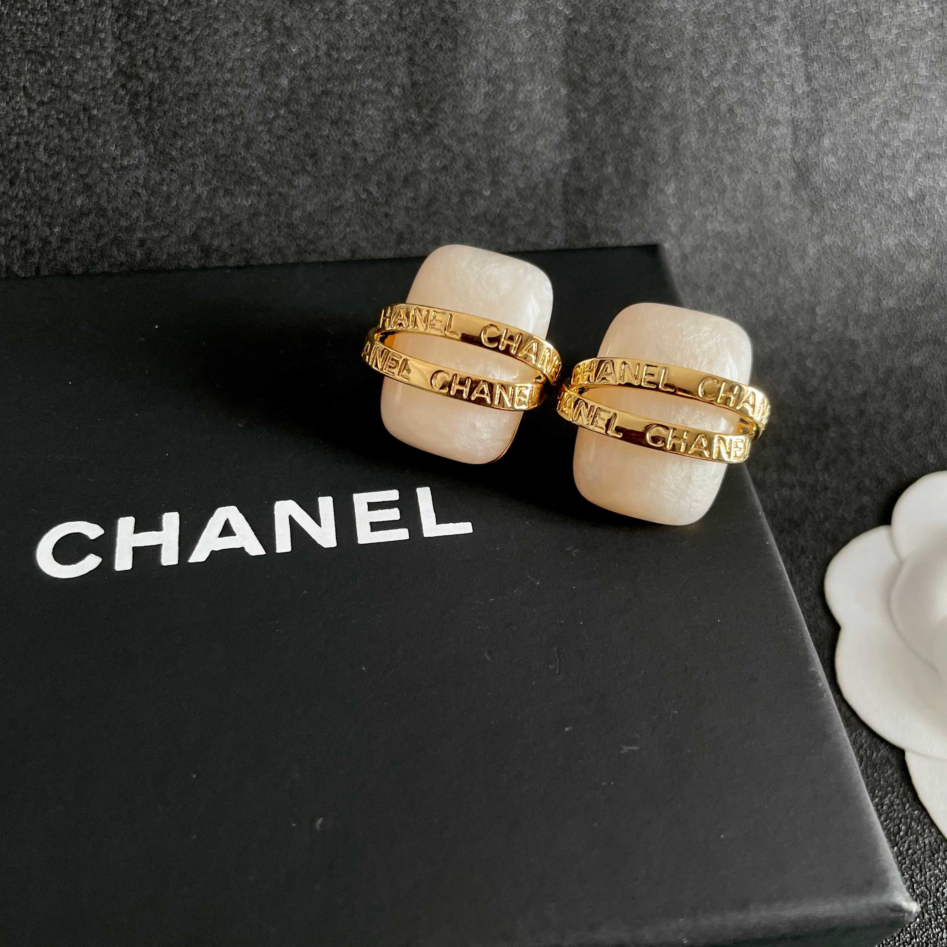  Chanel香奈儿 中古 耳钉👀小香家的款式真心无需多介绍😘🎶每一款都超好看，精致大方，非常显气质