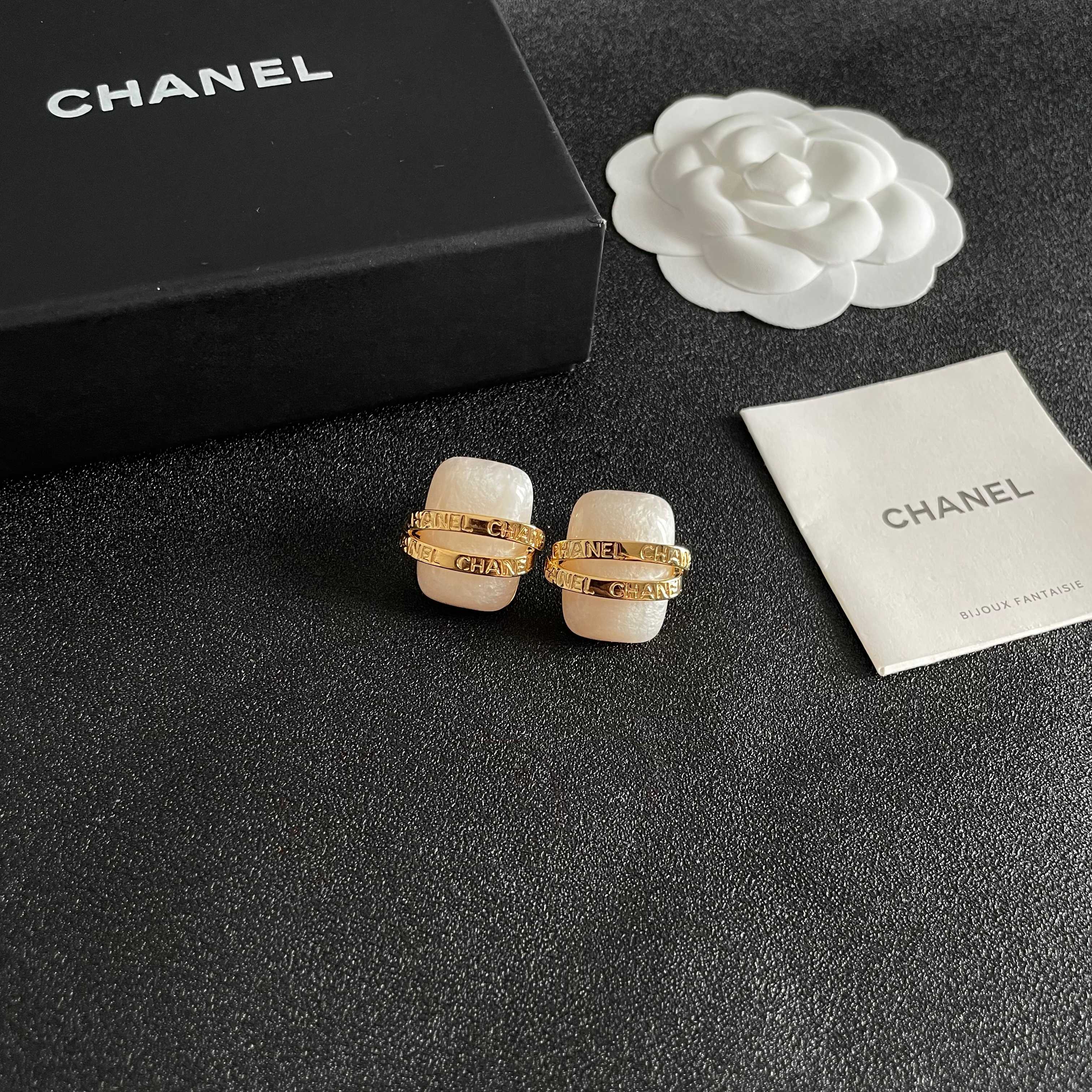  Chanel香奈儿 中古 耳钉👀小香家的款式真心无需多介绍😘🎶每一款都超好看，精致大方，非常显气质