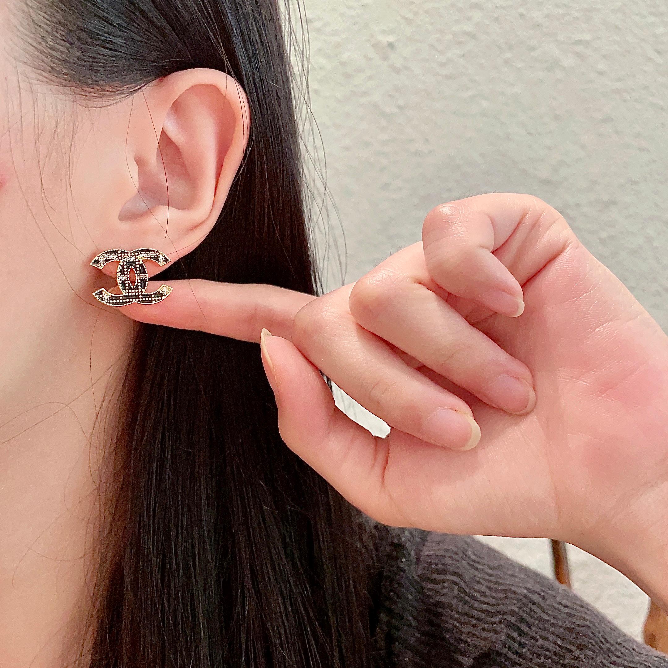  Chanel香奈儿 中古 耳钉👀小香家的款式真心无需多介绍😘🎶每一款都超好看，精致大方，非常显气质