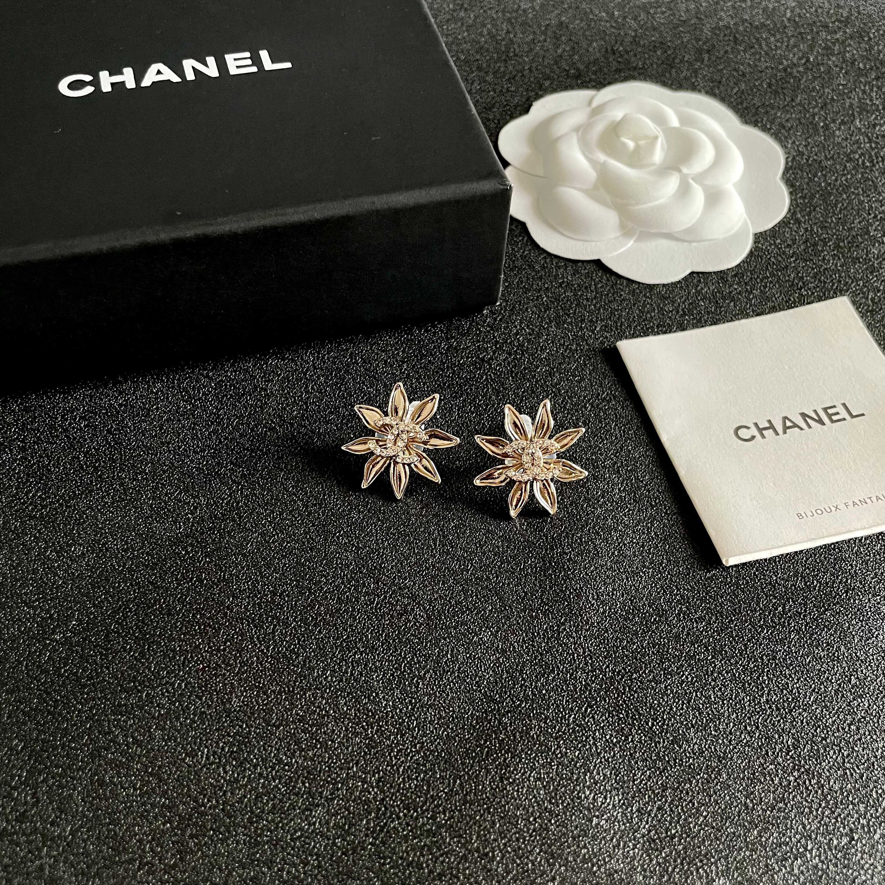  Chanel香奈儿 中古 耳钉👀小香家的款式真心无需多介绍😘🎶每一款都超好看，精致大方，非常显气质