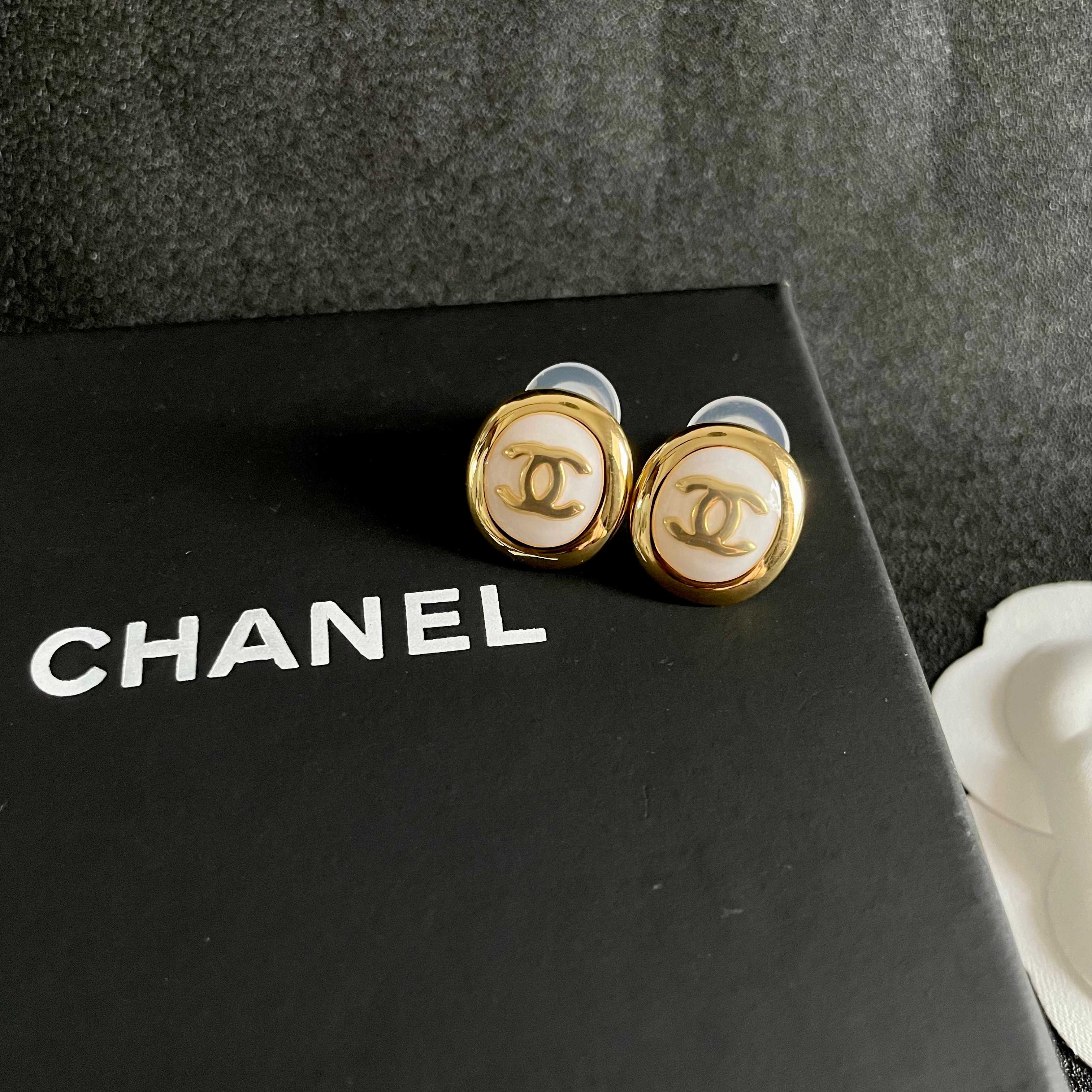  Chanel香奈儿 中古 耳钉👀小香家的款式真心无需多介绍😘🎶每一款都超好看，精致大方，非常显气质