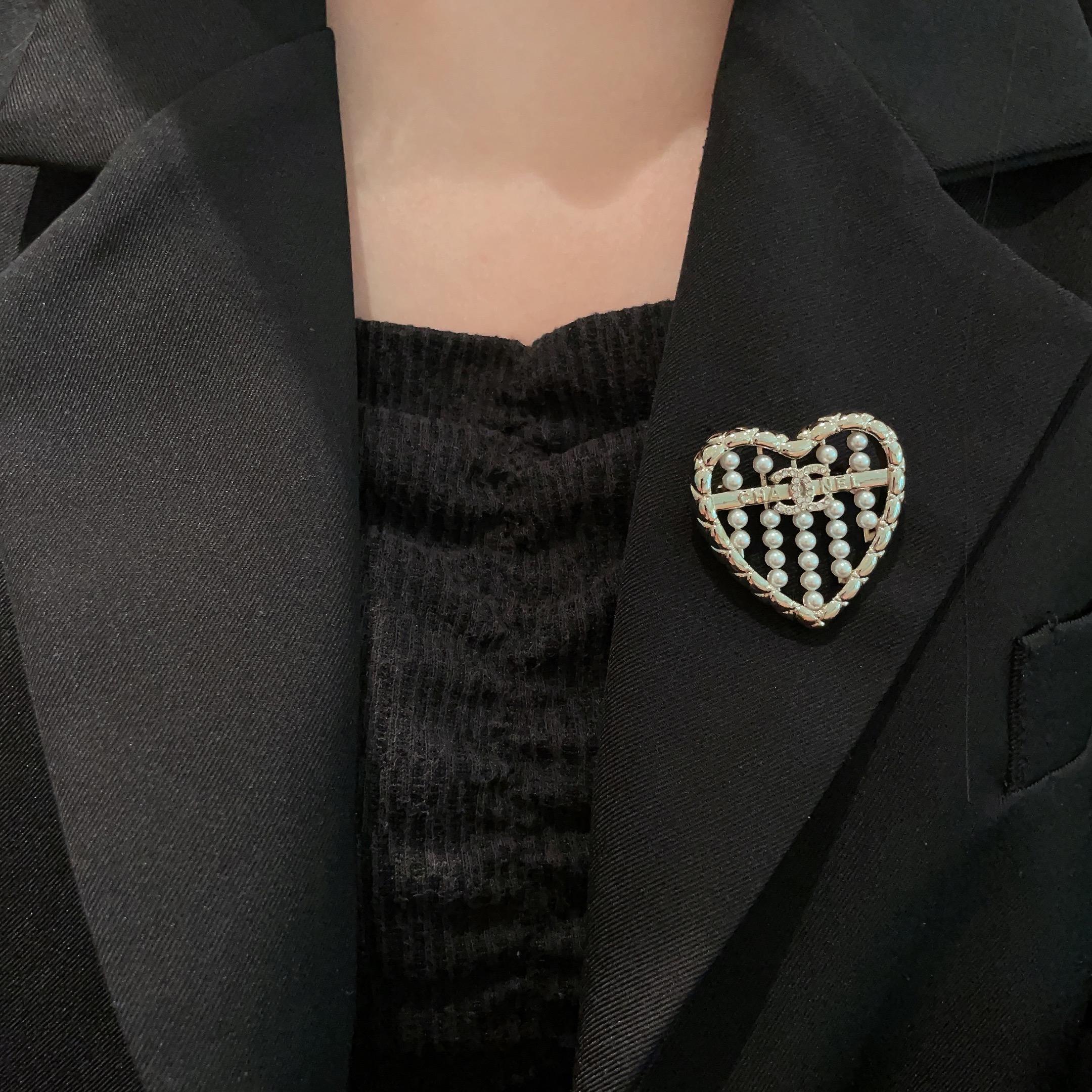 CHANEL🇫🇷小香 专柜新款同步上新香奈儿胸针，是最懂女人的饰物。那些倾注了全部心血去做自己的女人，