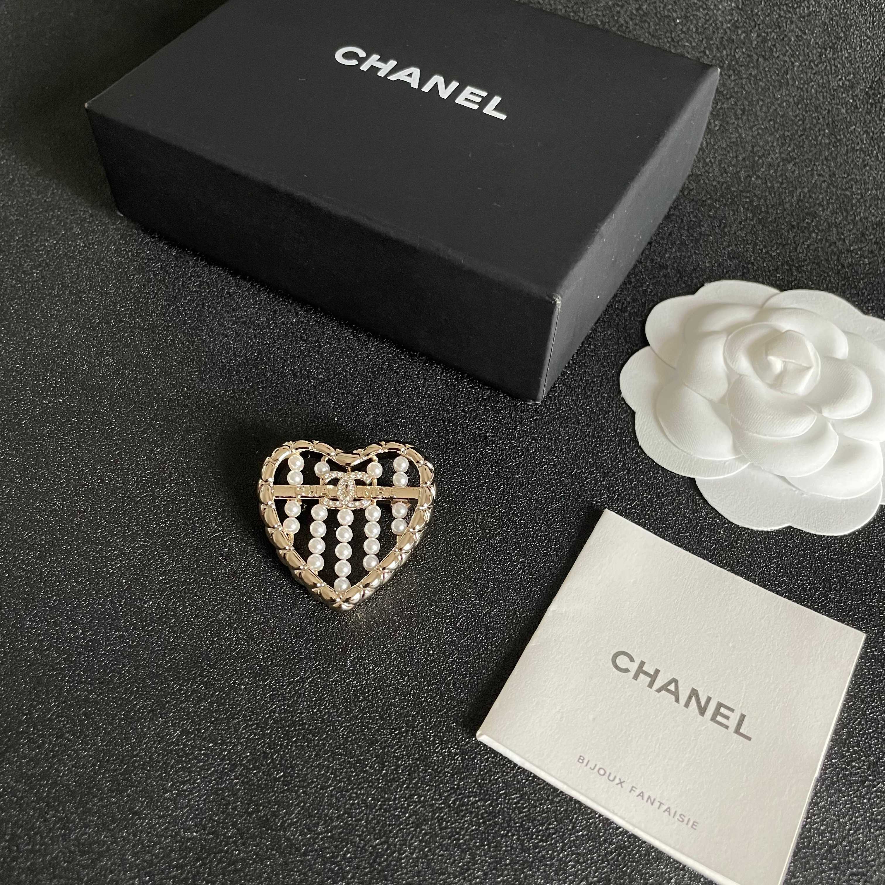  CHANEL🇫🇷小香 专柜新款同步上新香奈儿胸针，是最懂女人的饰物。那些倾注了全部心血去做自己的女人，