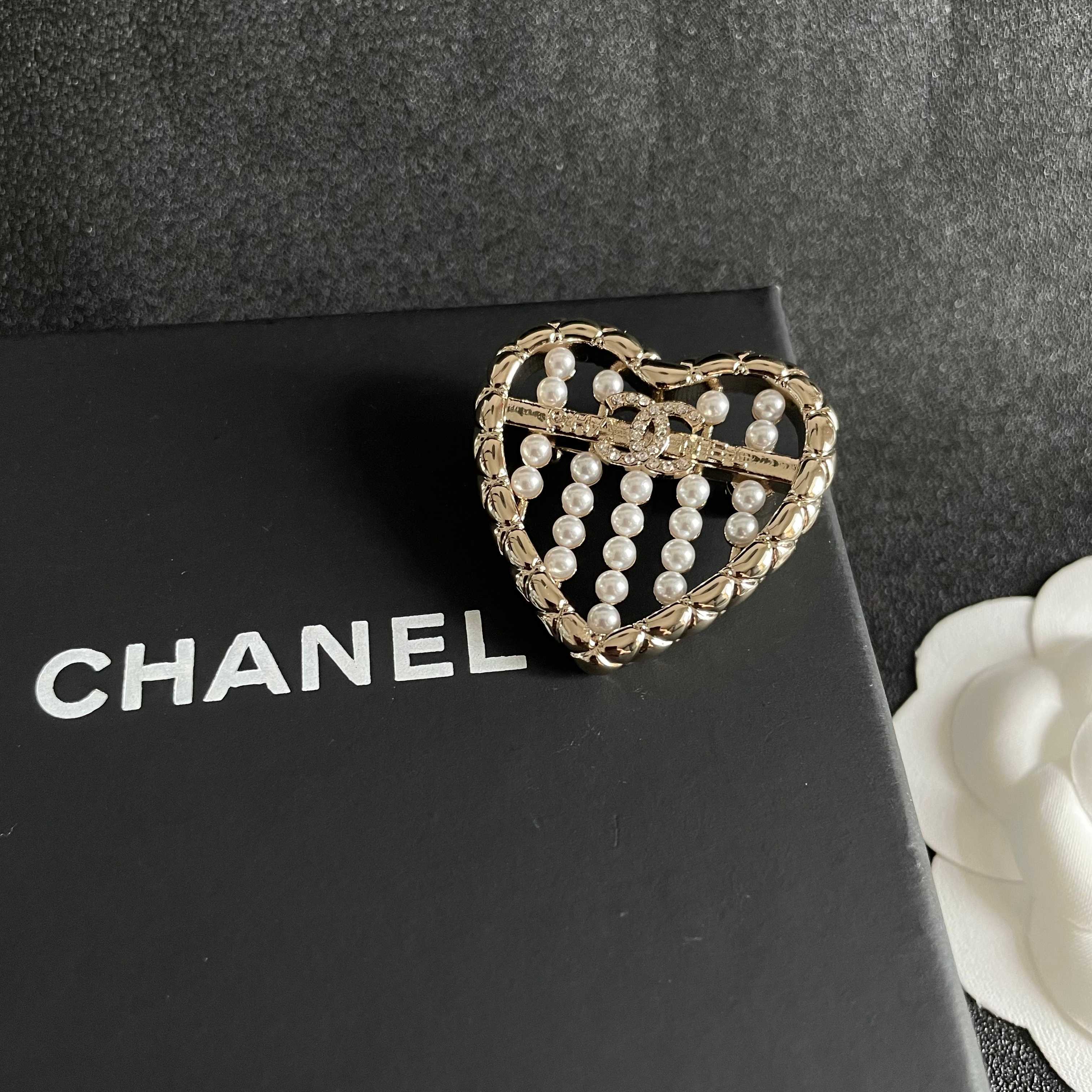  CHANEL🇫🇷小香 专柜新款同步上新香奈儿胸针，是最懂女人的饰物。那些倾注了全部心血去做自己的女人，