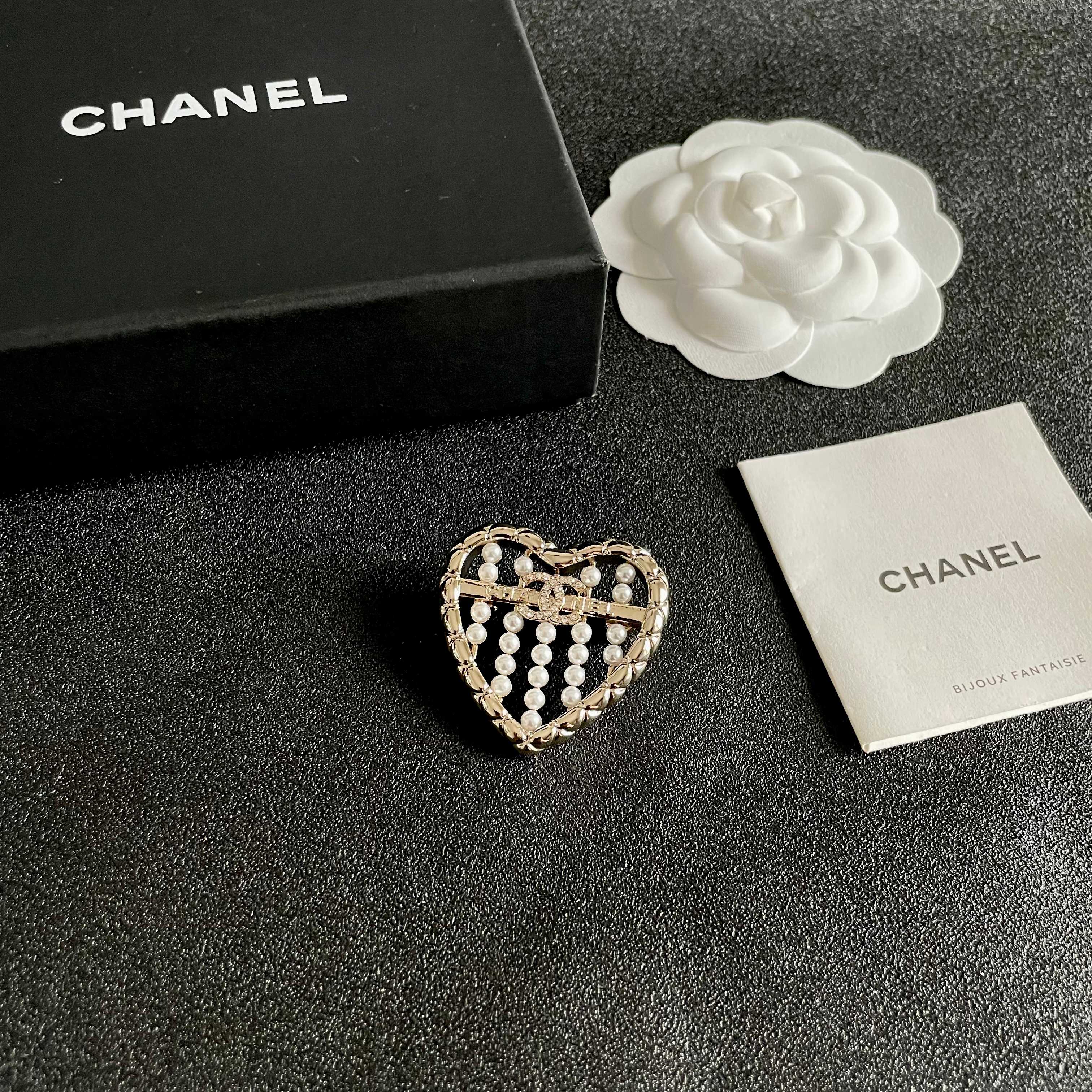  CHANEL🇫🇷小香 专柜新款同步上新香奈儿胸针，是最懂女人的饰物。那些倾注了全部心血去做自己的女人，