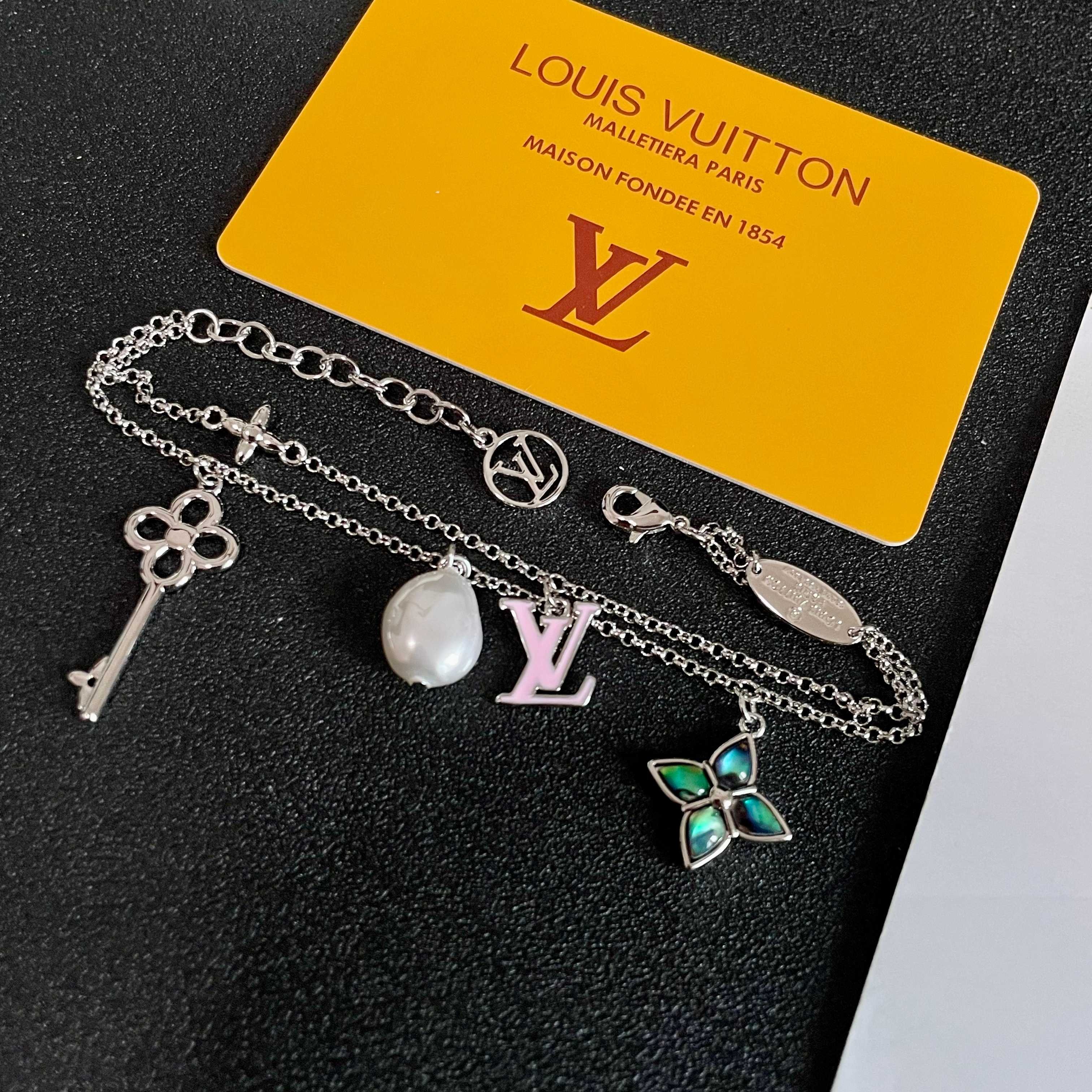 💥💥Louis Vuitton 路易威登 设计独特 (用LV经典之作图形理念)👋好看🧚‍♀️手链  超级