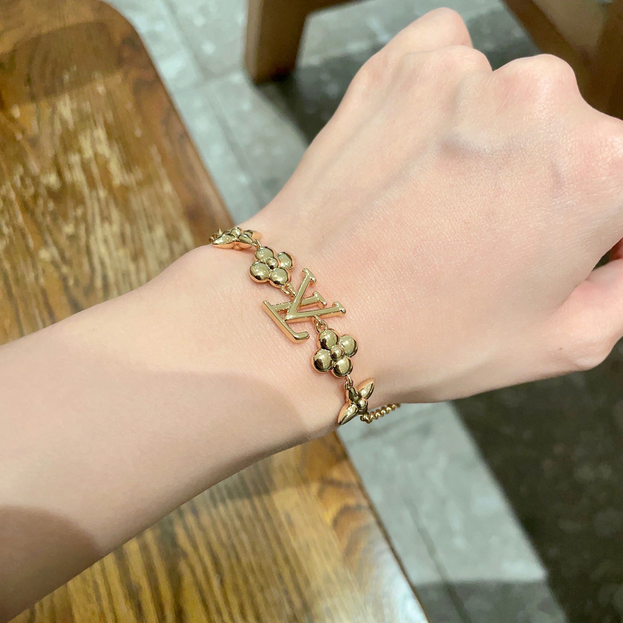 💥💥Louis Vuitton 路易威登 设计独特 (用LV经典之作图形理念)👋好看🧚‍♀️手链  超级