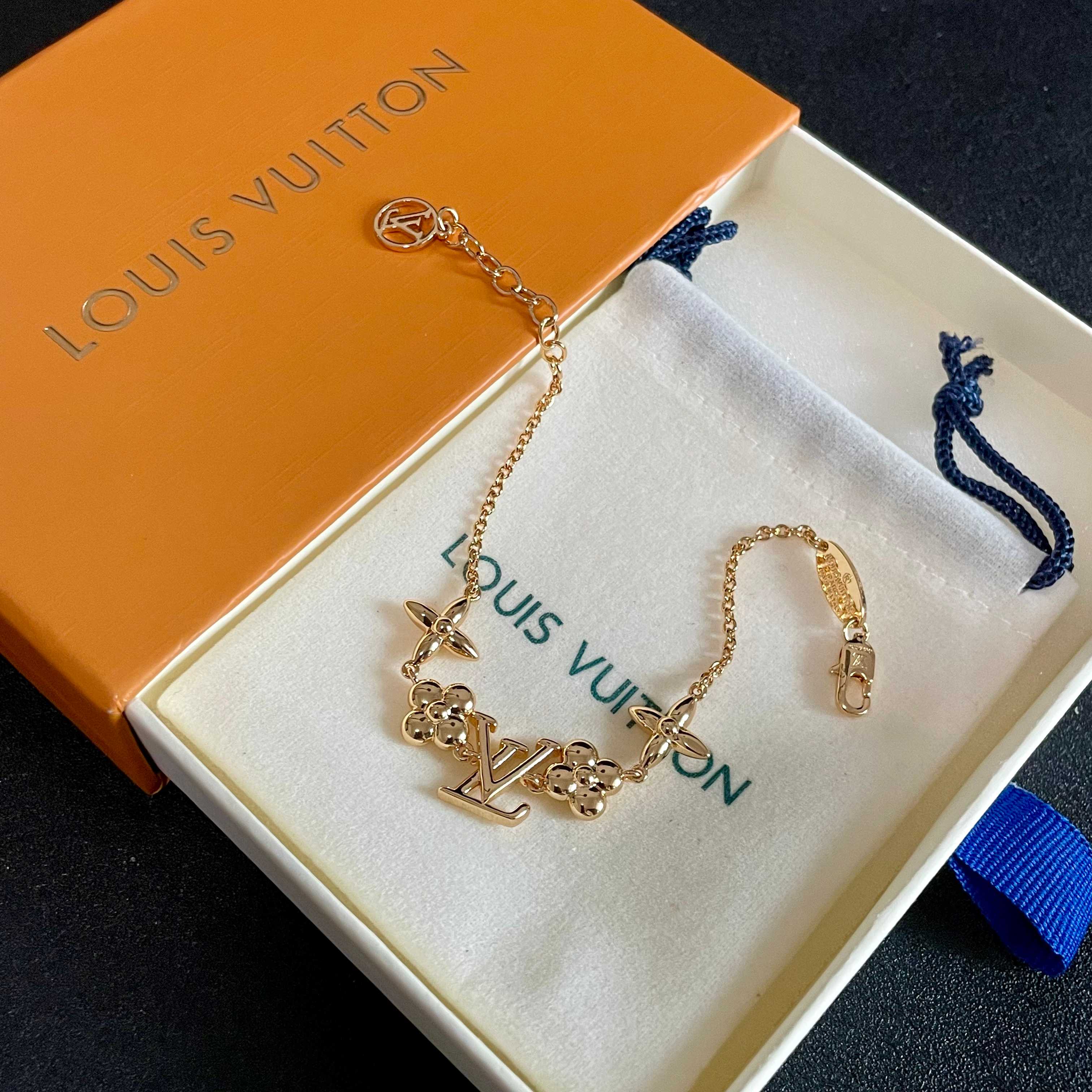 💥💥Louis Vuitton 路易威登 设计独特 (用LV经典之作图形理念)👋好看🧚‍♀️手链  超级
