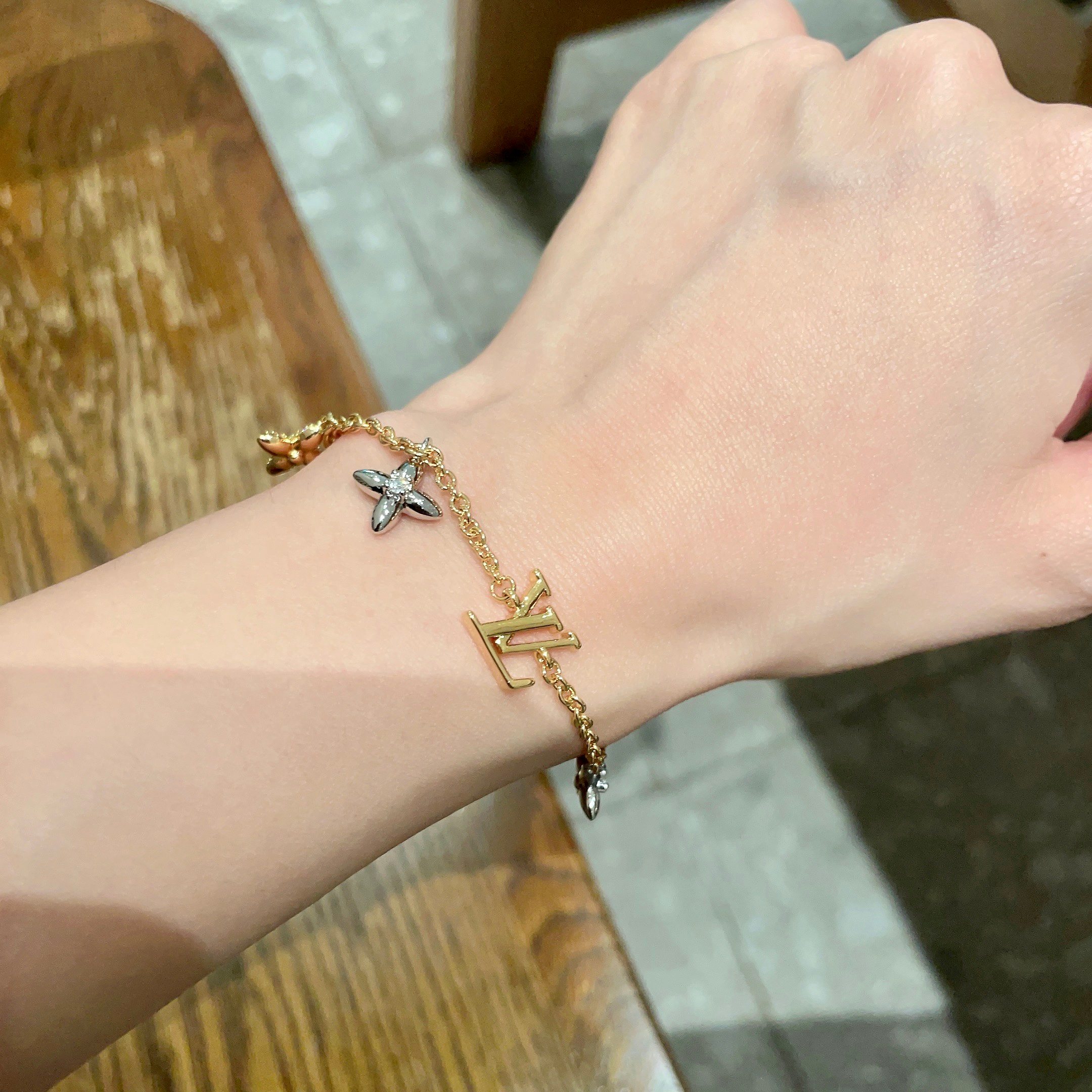 💥💥Louis Vuitton 路易威登 设计独特 (用LV经典之作图形理念)👋好看🧚‍♀️手链  超级