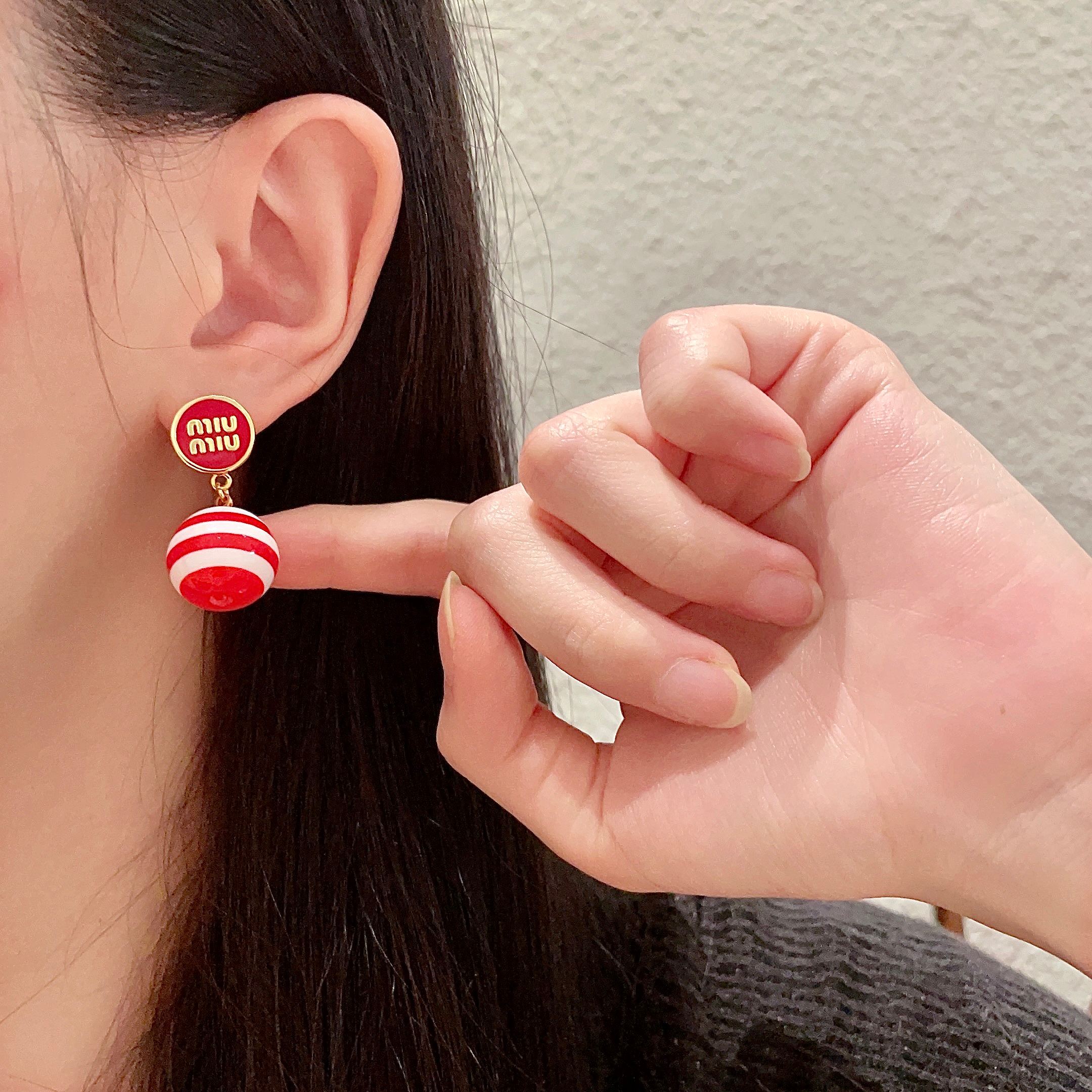  新款 缪缪（MIUMIU）字母设计耳钉👌😍就是小仙女 女神必备单品 非常有女人气质 超美耳环、个人非常