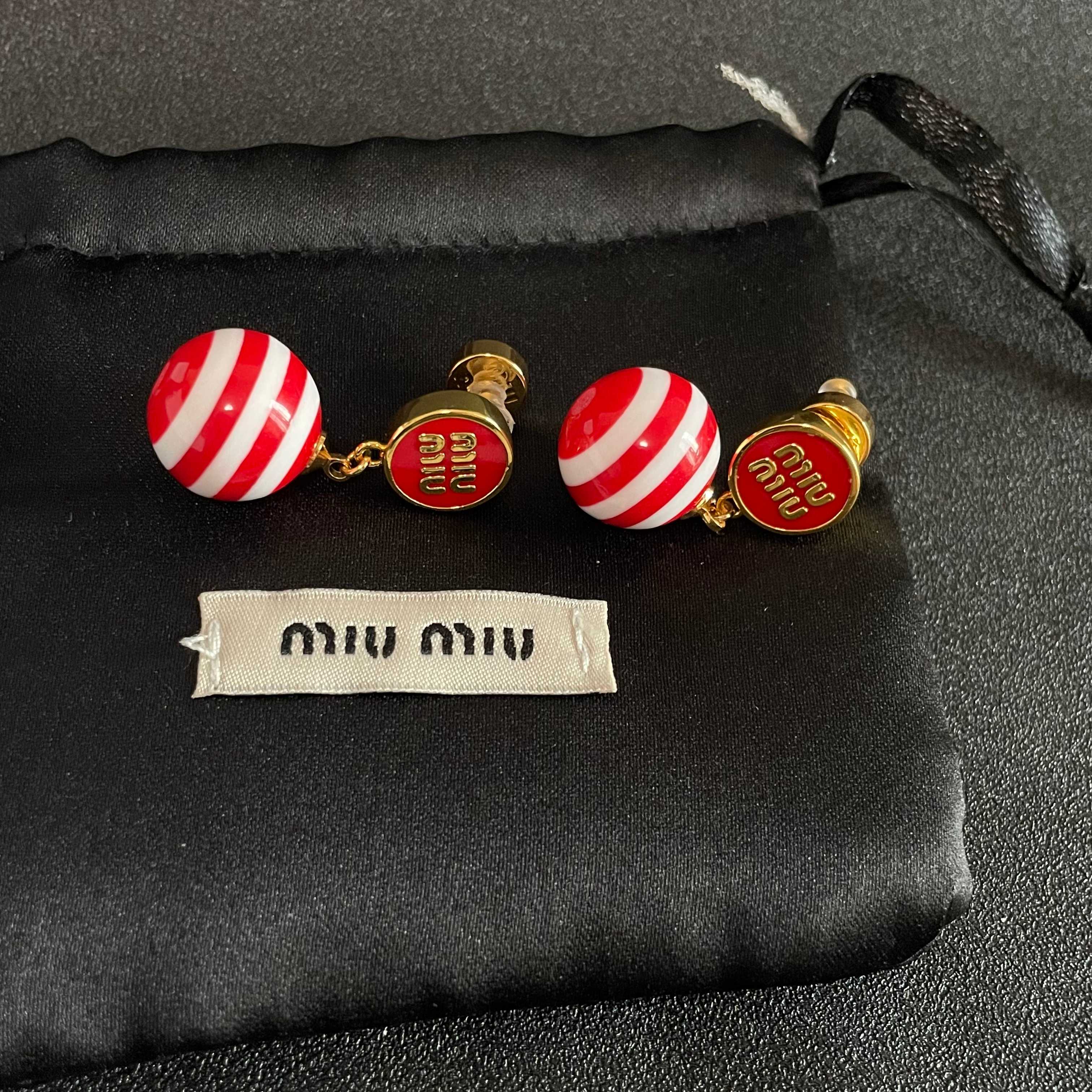  新款 缪缪（MIUMIU）字母设计耳钉👌😍就是小仙女 女神必备单品 非常有女人气质 超美耳环、个人非常