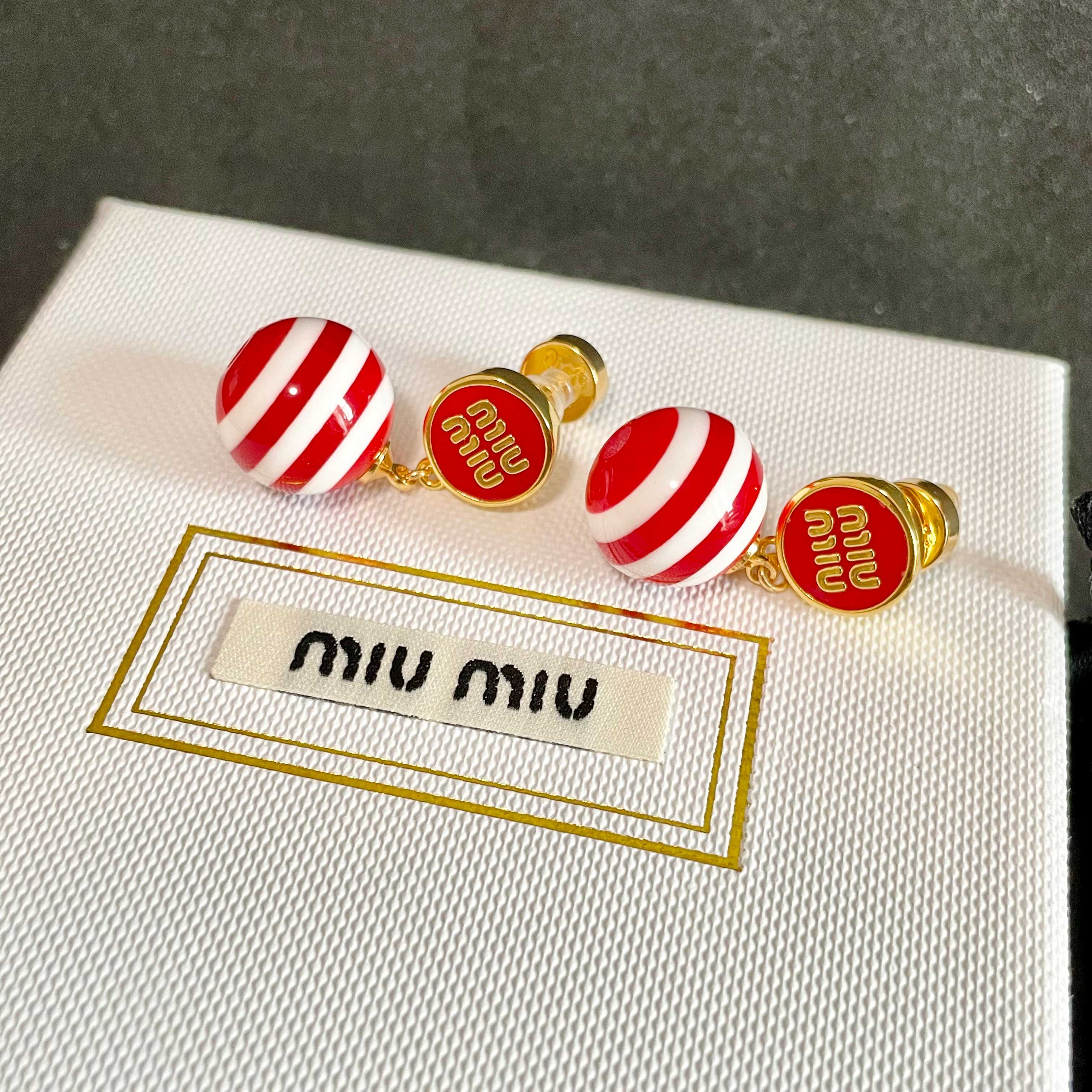  新款 缪缪（MIUMIU）字母设计耳钉👌😍就是小仙女 女神必备单品 非常有女人气质 超美耳环、个人非常