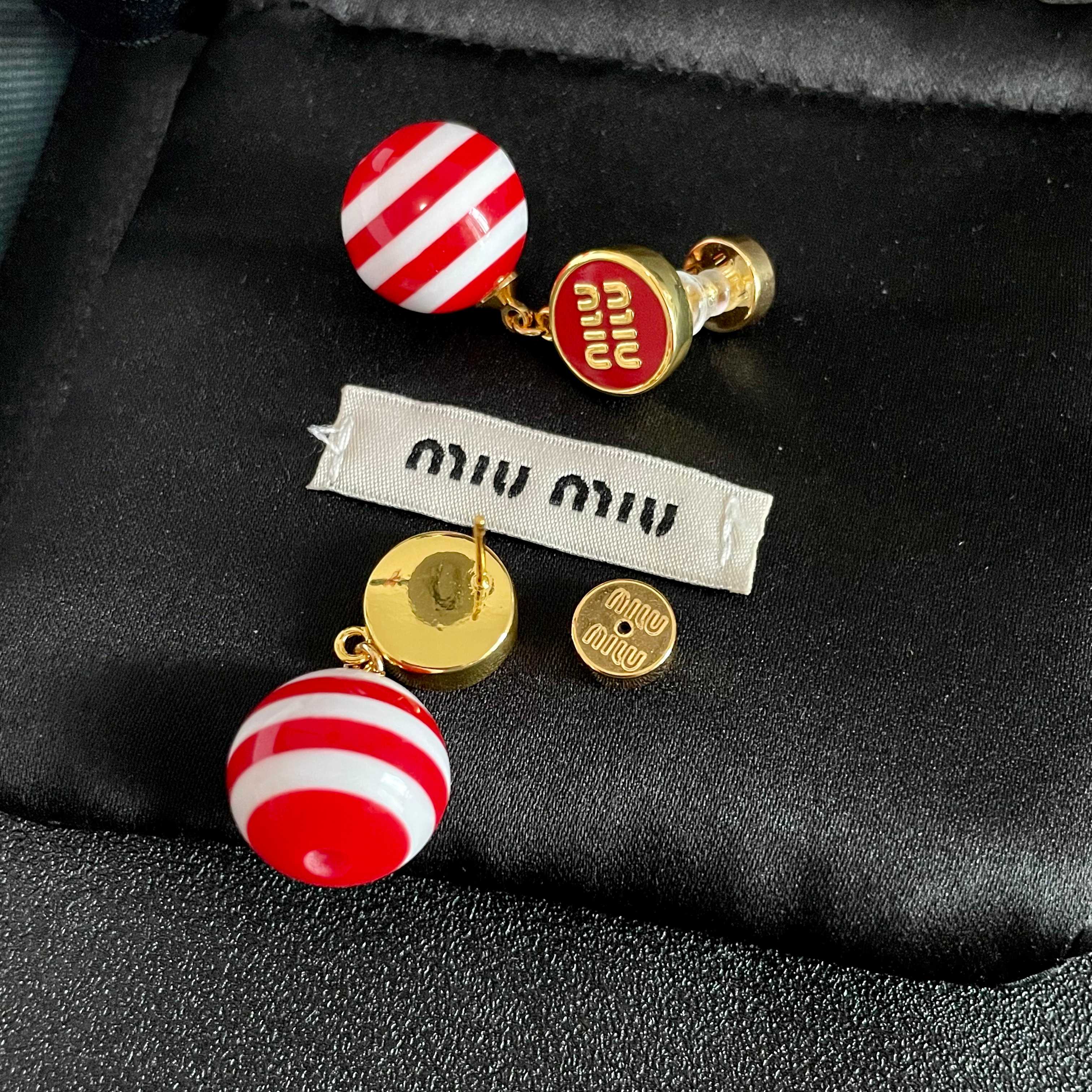  新款 缪缪（MIUMIU）字母设计耳钉👌😍就是小仙女 女神必备单品 非常有女人气质 超美耳环、个人非常
