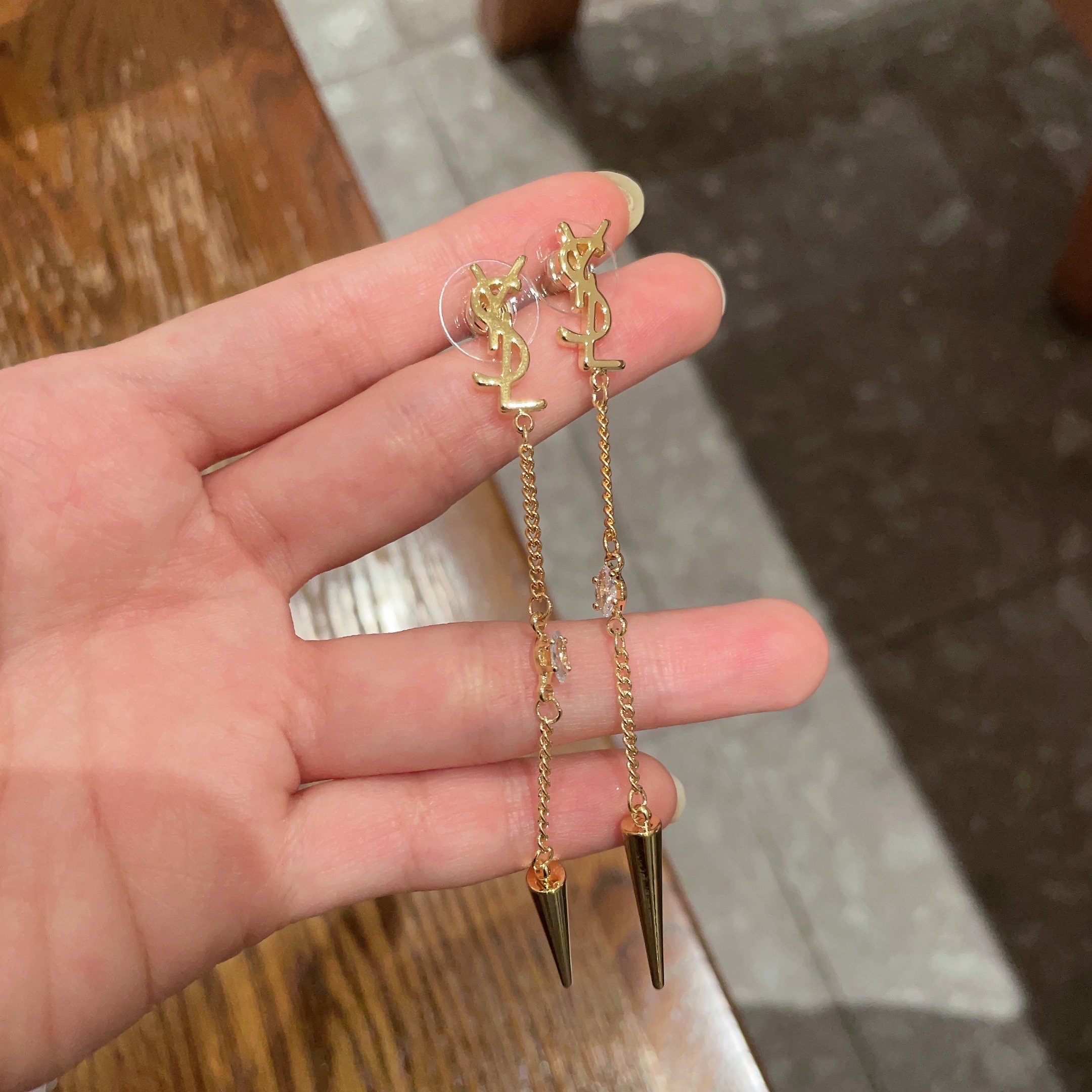  新款 ysl圣罗兰耳钉 美丽永远敌不过经典 黄金时期的香奈就是最经典．也是最有味道的 女人独立优雅魅力