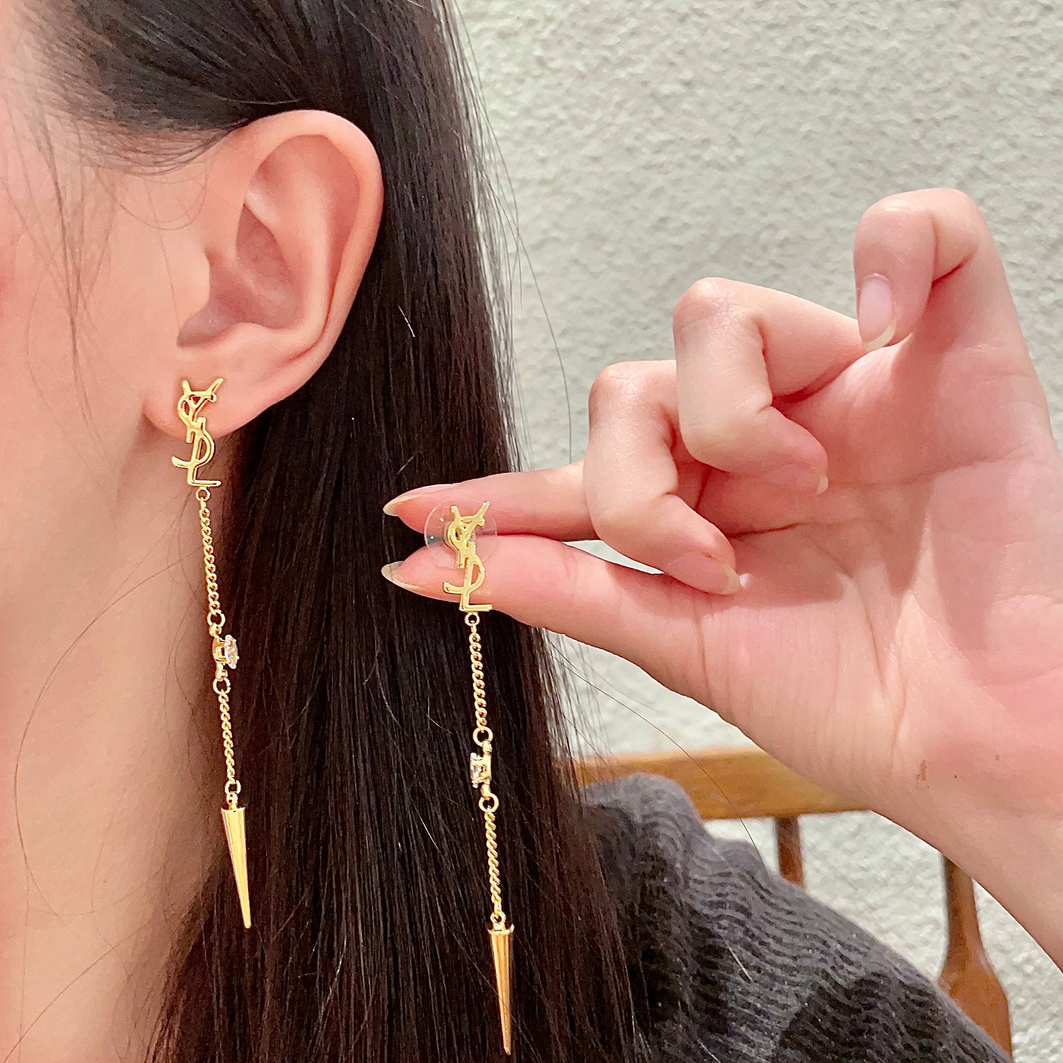  新款 ysl圣罗兰耳钉 美丽永远敌不过经典 黄金时期的香奈就是最经典．也是最有味道的 女人独立优雅魅力