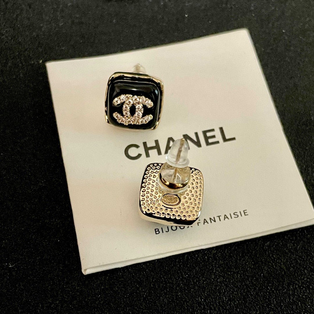  Chanel香奈儿 中古 双C耳钉👀原版复刻logo 小香家的款式真心无需多介绍😘🎶每一款都超好看，精