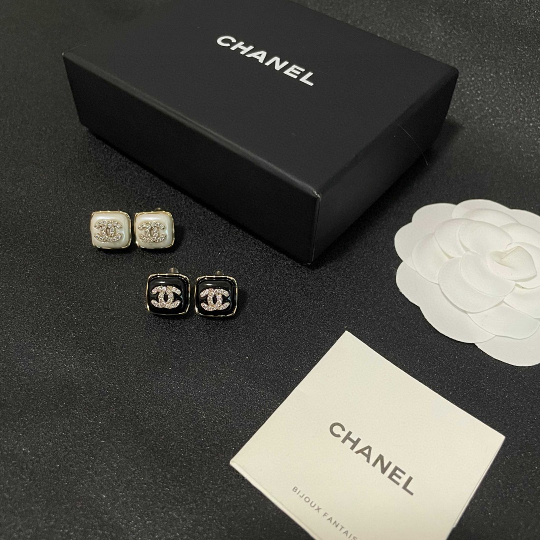  Chanel香奈儿 中古 双C耳钉👀原版复刻logo 小香家的款式真心无需多介绍😘🎶每一款都超好看，精